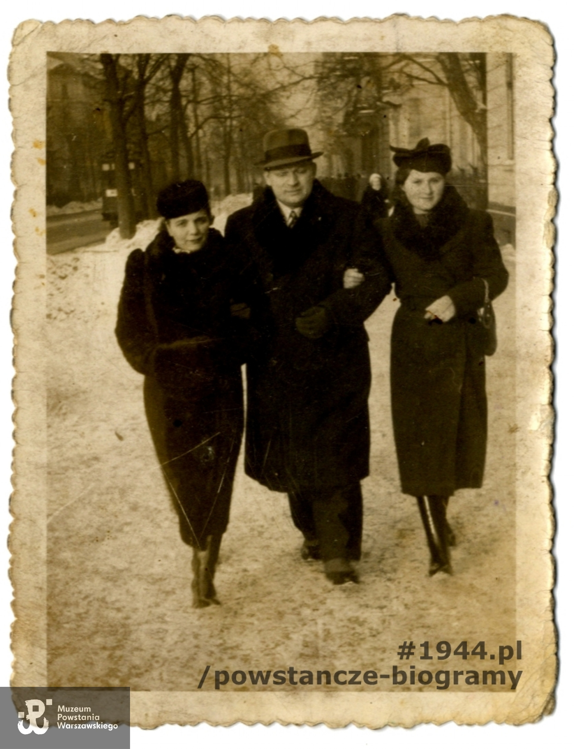 Fotografia wykonana najprawdopodobniej  3 stycznia 1939 roku. St. sierż. Marcin Szczapaniak, obok, po lewej jest jego żona, oo prawej siostra Anna.  Fot. z archiwum rodzinnego p. Elżbiety Stenzel za pośrednictwem Pracowni Historycznej MPW