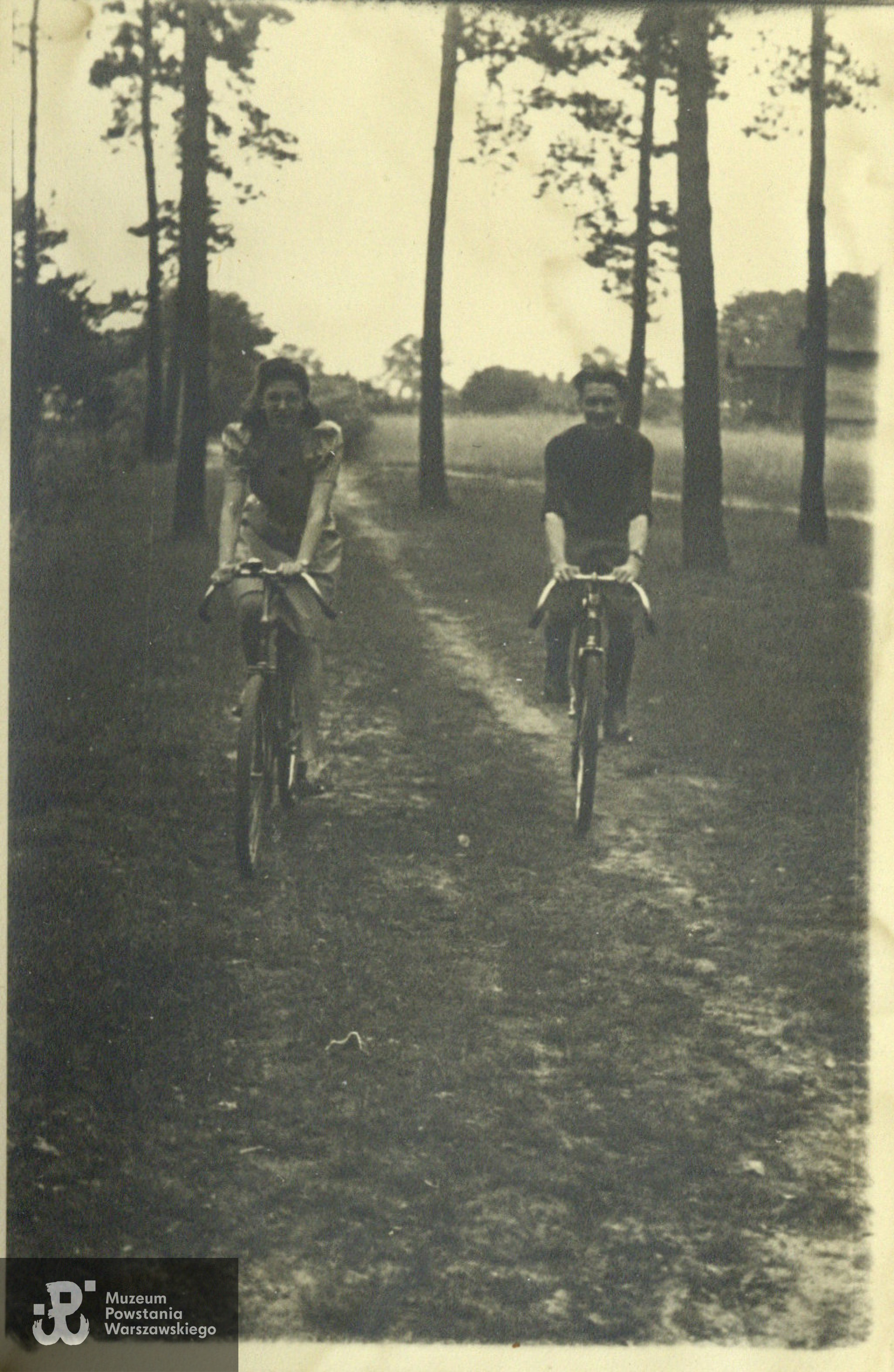 Na rowerach w  Józefowie, z lewej Anna, po prawej Zdzisław. Fot. ze zbiorów rodzinnych p. Romana Jelonka