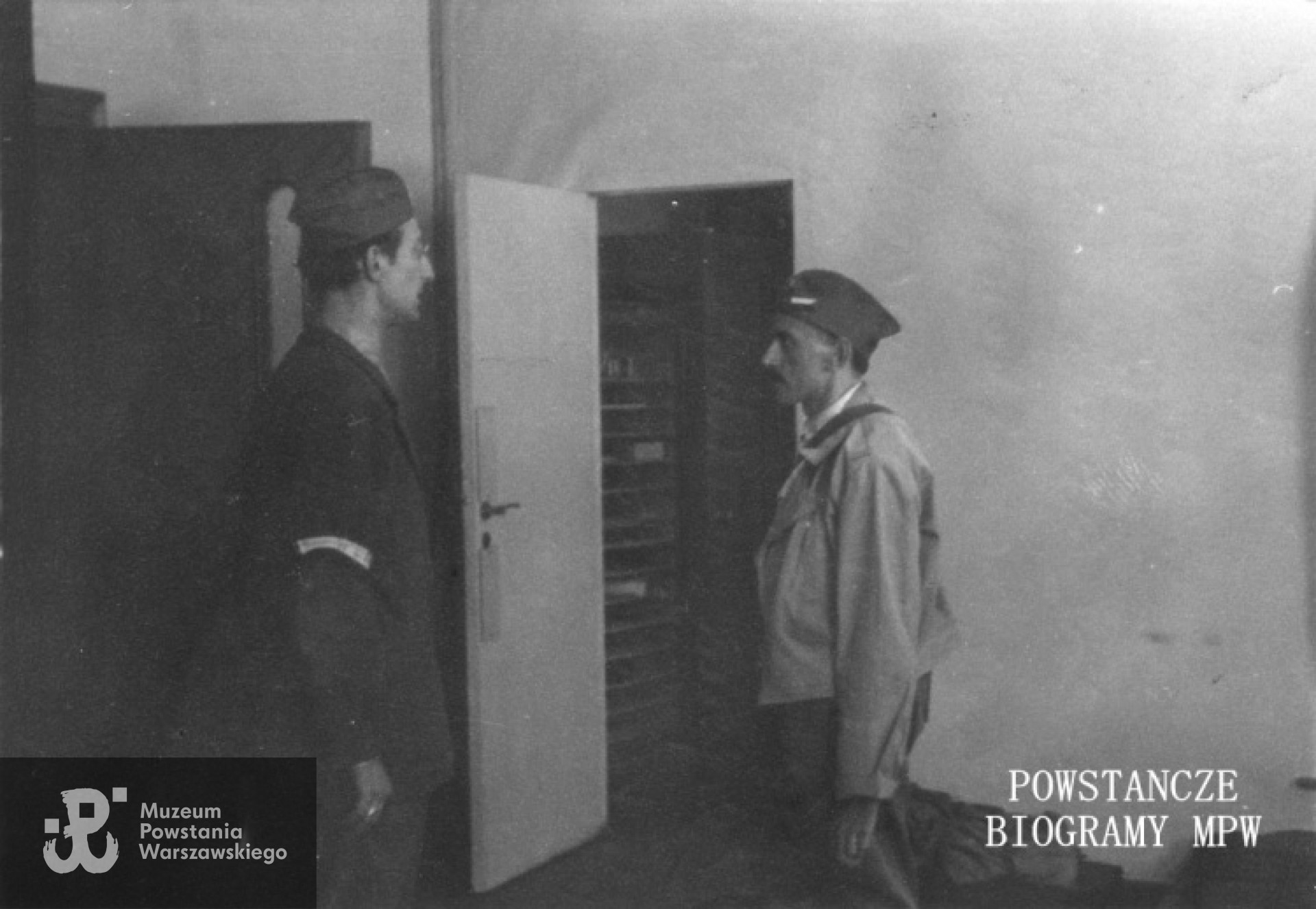 Śródmieście Północne. W kwaterze sztabu 4. Rejonu Obwodu Śródmieście mjr. "Zagończyka" w oficynie kamienicy Marszałkowska 125. Po prawej ppor. inż. Tadeusz Sztalkop - Zarzycki "Kazimierz" - podinspektor WSOP. Fot. autorstwa Zygmunta Kukieły ps. "Zetka" - ze zbiorów Fototeki MPW, sygn. <a href=" http://www.1944.pl/galerie/fototeka/foto/8287/autor/129"> MPW-IP/2491</a>