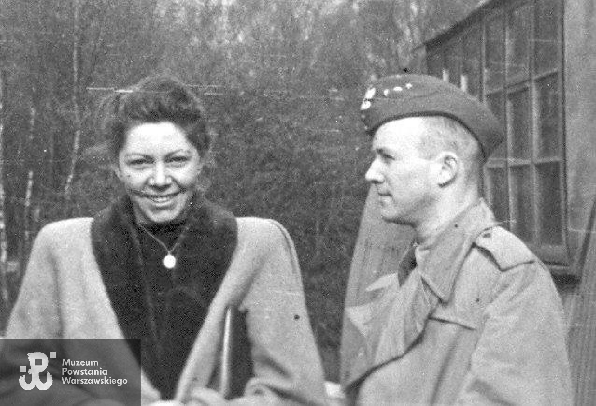 Jan Nowak-Jeziorański z żoną Jadwigą, po dotarciu z ostatnią misja kurierską na Zachód, Londyn, wiosna 1945.  Fot. ze zbiorów  <i>Ossolineum</i>