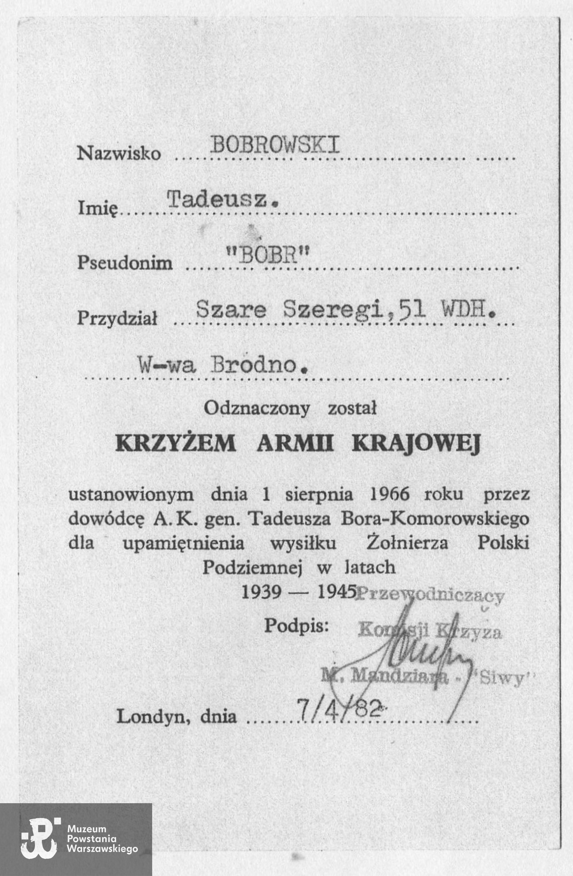 Kserokopia legitymacji odznaczeniowej - Krzyż Armii Krajowej. Źródło: Muzeum Powstania Warszawskiego, Teczki personalne uczestników Powstania Warszawskiego: Bobrowski Tadeusz "Bórbr", „Tadek”