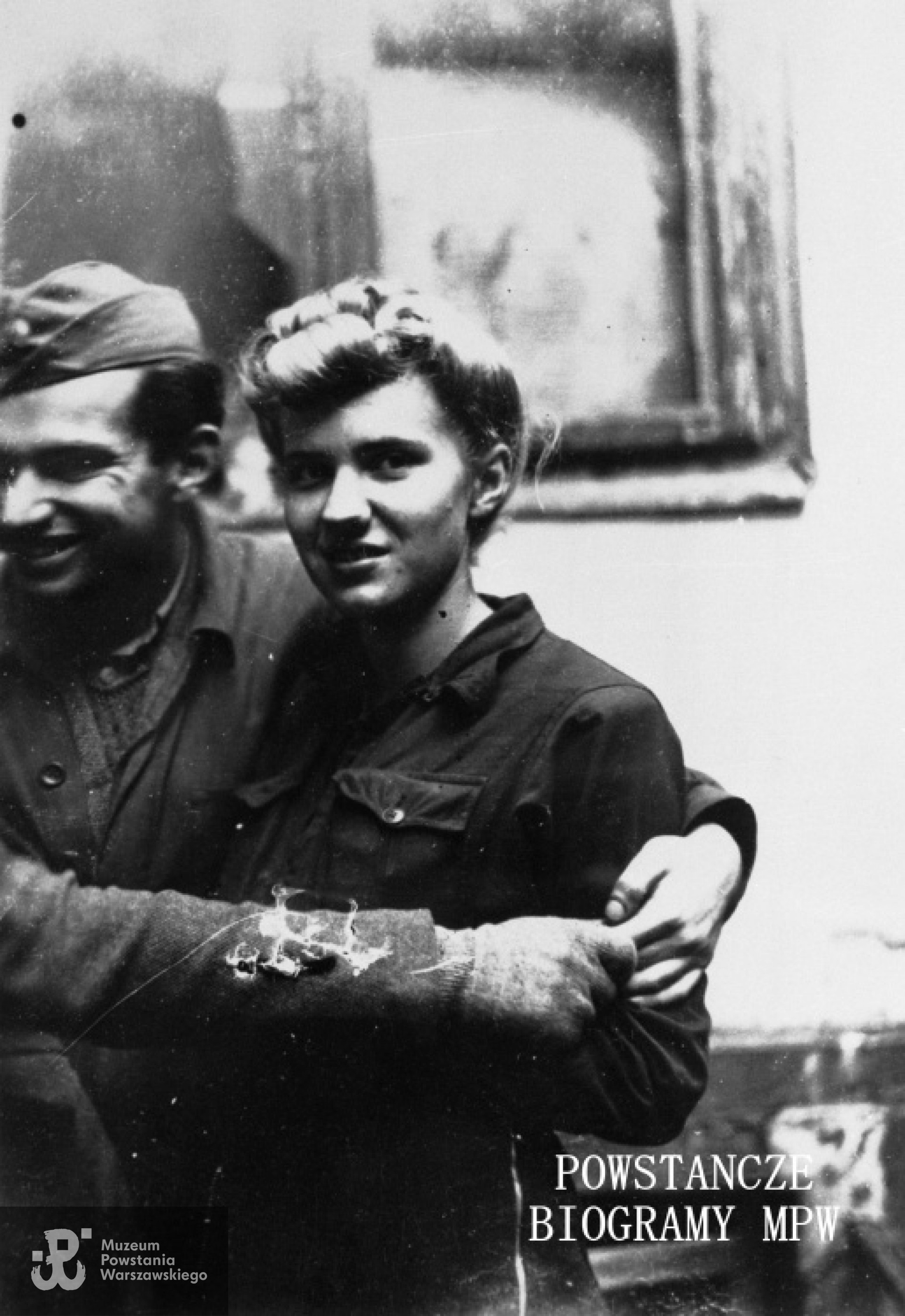 Fotografia z Powstania Warszawskiego. Śródmieście Północne. Ppor. Antoni Agopszowicz "Tosiek" i Lidia Budkiewicz "Lilka" z Batalionu "Kiliński" na podwórzu kamienicy przy ul. Widok 19 po kapitulacji oddziałów powstańczych. Fot. ze zbiorów Muzeum Powstania Warszawskiego, sygn.MPW-IH/4170