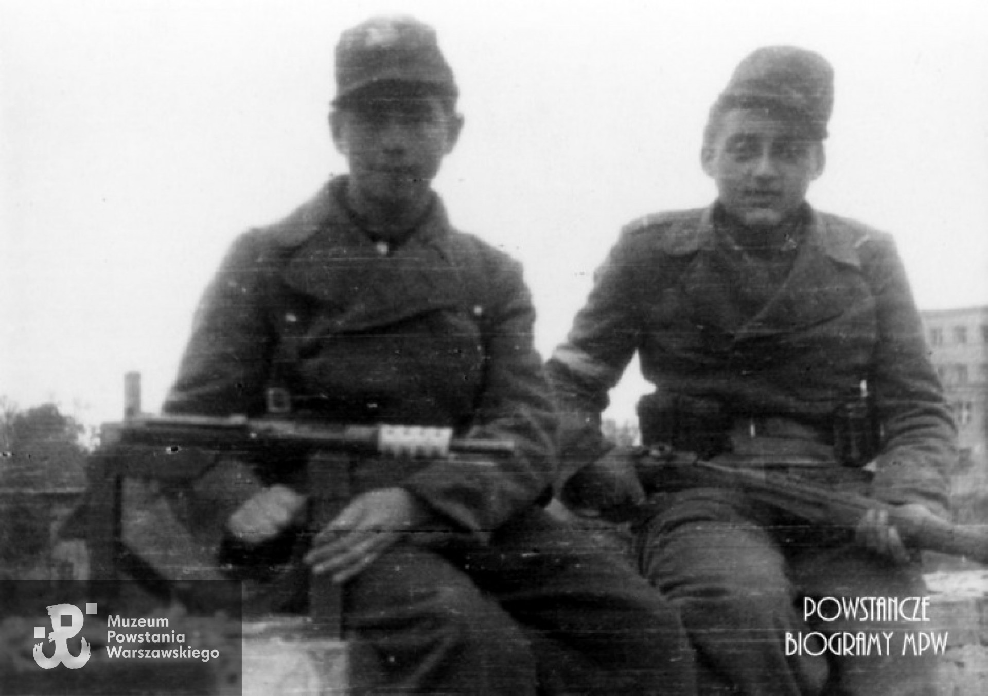 Powstanie Warszawskie. Siedzą od lewej: Kazimierz Gabara ps. „Łuk” i  Zdzisław Michalski ps. „Sokół”