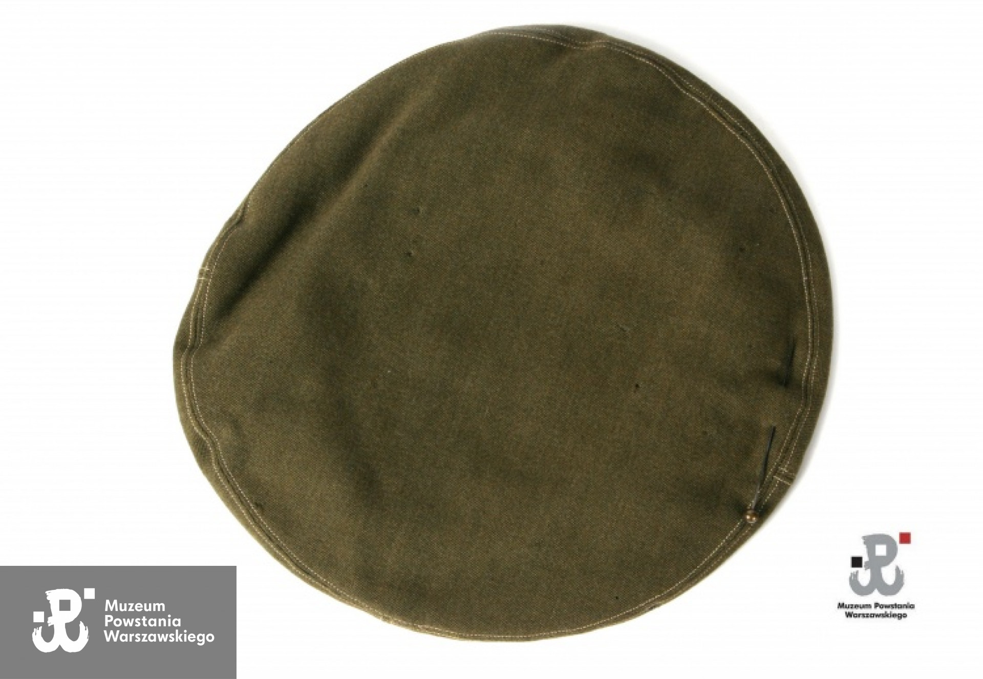 Angielski beret wojskowy należący do mjr. Bolesława Kontryma ps. "Żmudzin". Ze zbiorów Muzeum Powstania Warszawskiego.