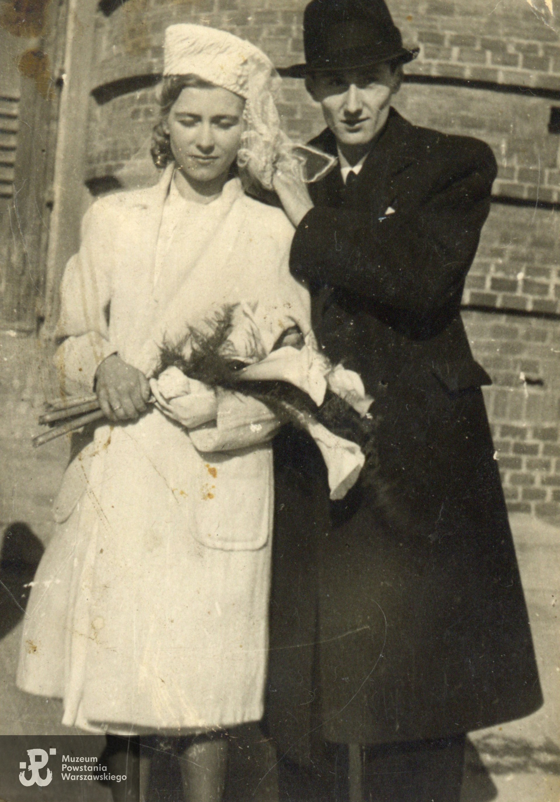 Zbigniew i Janina Ruckgaberowie - fotografia ślubna, 1942 rok. Fot. ze zbiorów Muzeum Powstania Warszawskiego, sygn. P/10225, dar p. Andrzeja Ruckgabera