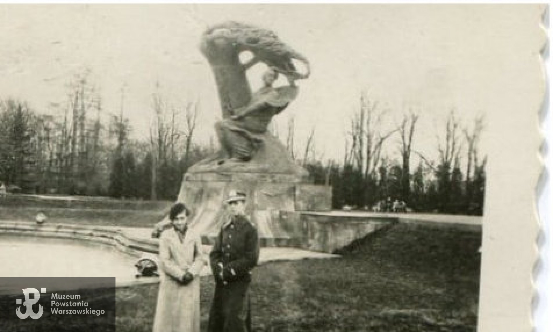 Pod pomnikiem Chopina w Łazienkach Królewskich. Wenancjusz i jego siostra Halina  ps. "Madelon".  Fot. z archiwum rodzinnego Julitty Surmackiej  z d . Kuklińskiej.