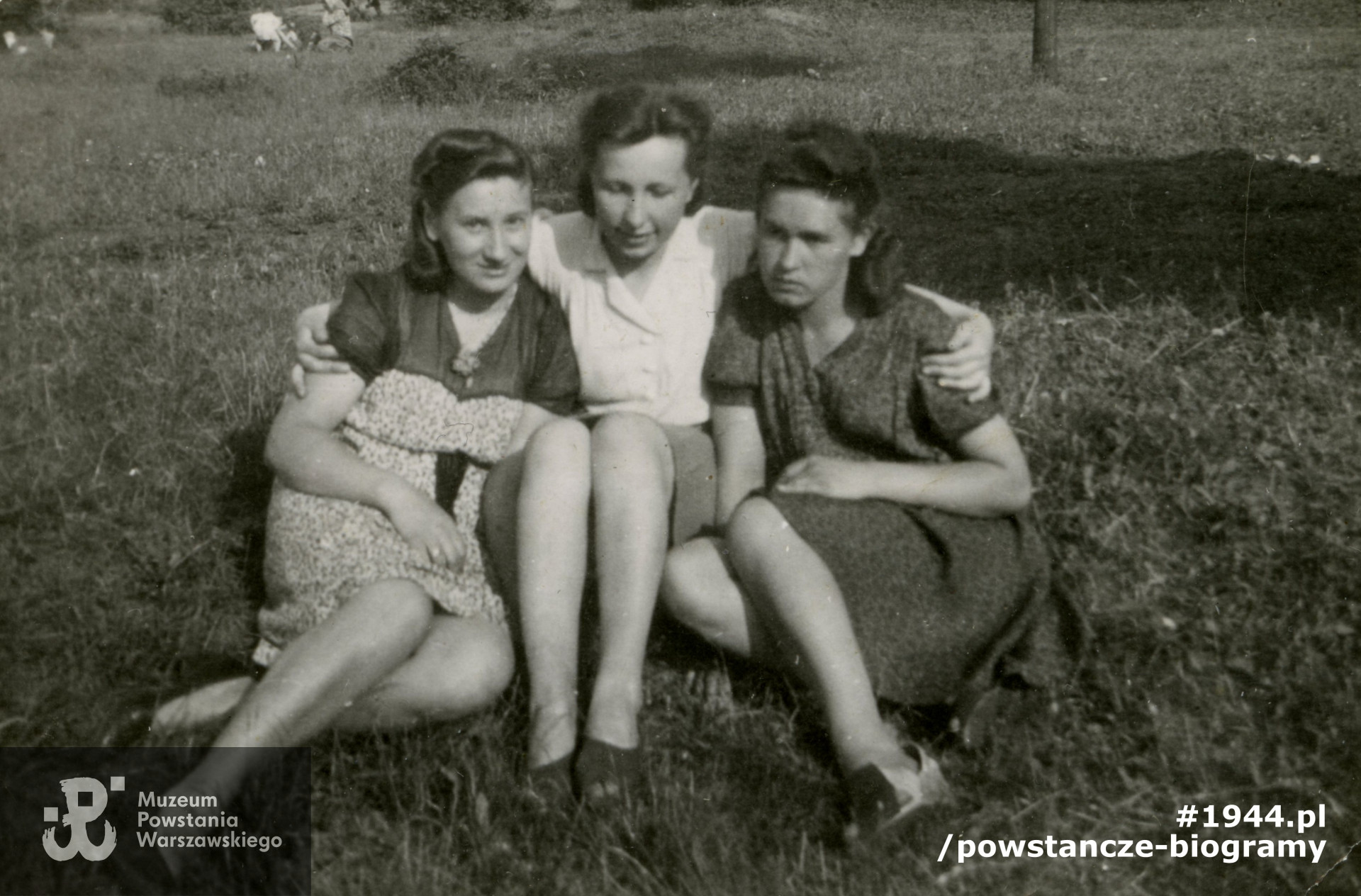  Fotografia z końca okupacji - wykonana 15 lipca 1944 roku, na dwa tygodnie przed wybuchem Powstania Warszawskiego. Odpoczynek po szkoleniach w terenie - na ówczesnych łąkach Gocławia. Widoczne na zdjęciu: ”Szarotka„ (prawdopodobnie Halina Sobieraj),  ”Mimoza„ (Stanisława Małecka, po wojnie Domagalska), "Chinka" (Helena Roszczyk). Fot. ze zbiorów Muzeum Powstania Warszawskiego, sygn. P/7600, dar Stanisławy Domagalskiej