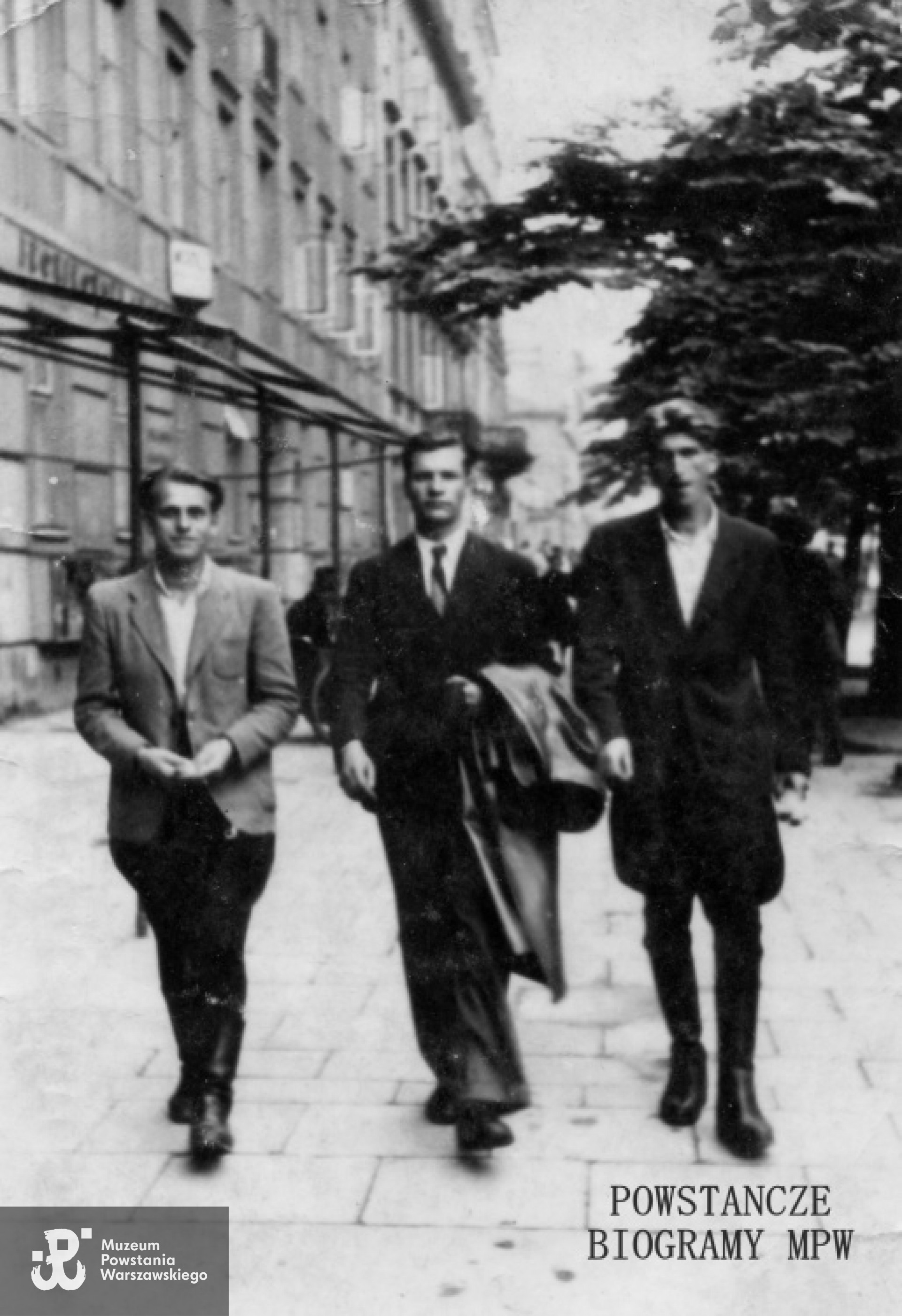 Warszawa, 15 lipca 1944 roku. Na zdjęciu: Zbigniew Kuszner "Sokół", Zbigniew Dąbrowski "Cyklon" i Zbigniew Makowski "Mrok". Fot. archiwum rodzinne
