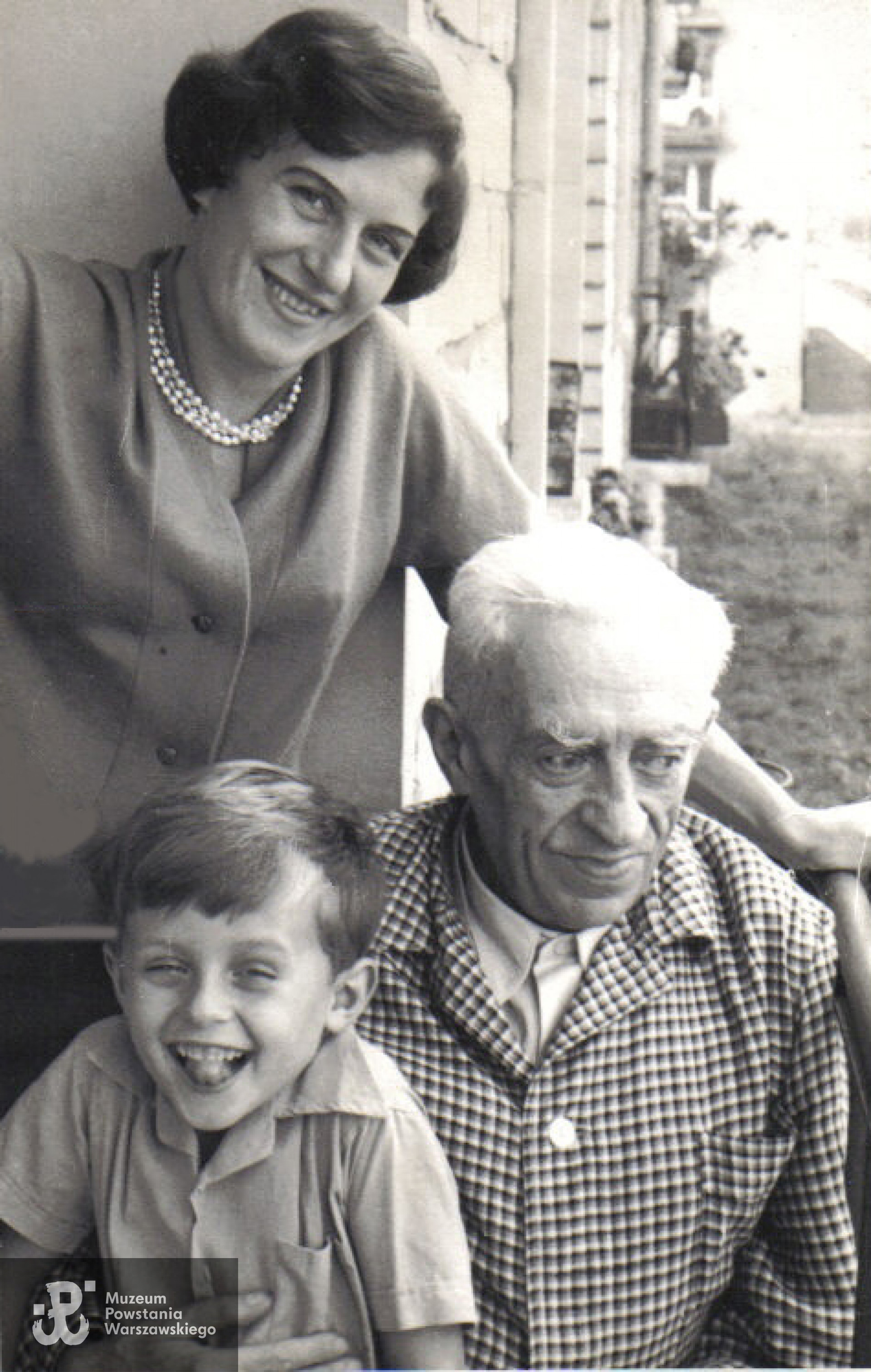 Maria Czapska-Pajzderska z Wujem  Władysławem Zambrzyckim (brat Mamy) oraz synem Pawłem. Zdjęcie wykonane na balkonie mieszkania przy ul. Międzynarodowej 43, lato 1960 roku. Fot.  archiwum rodzinne.