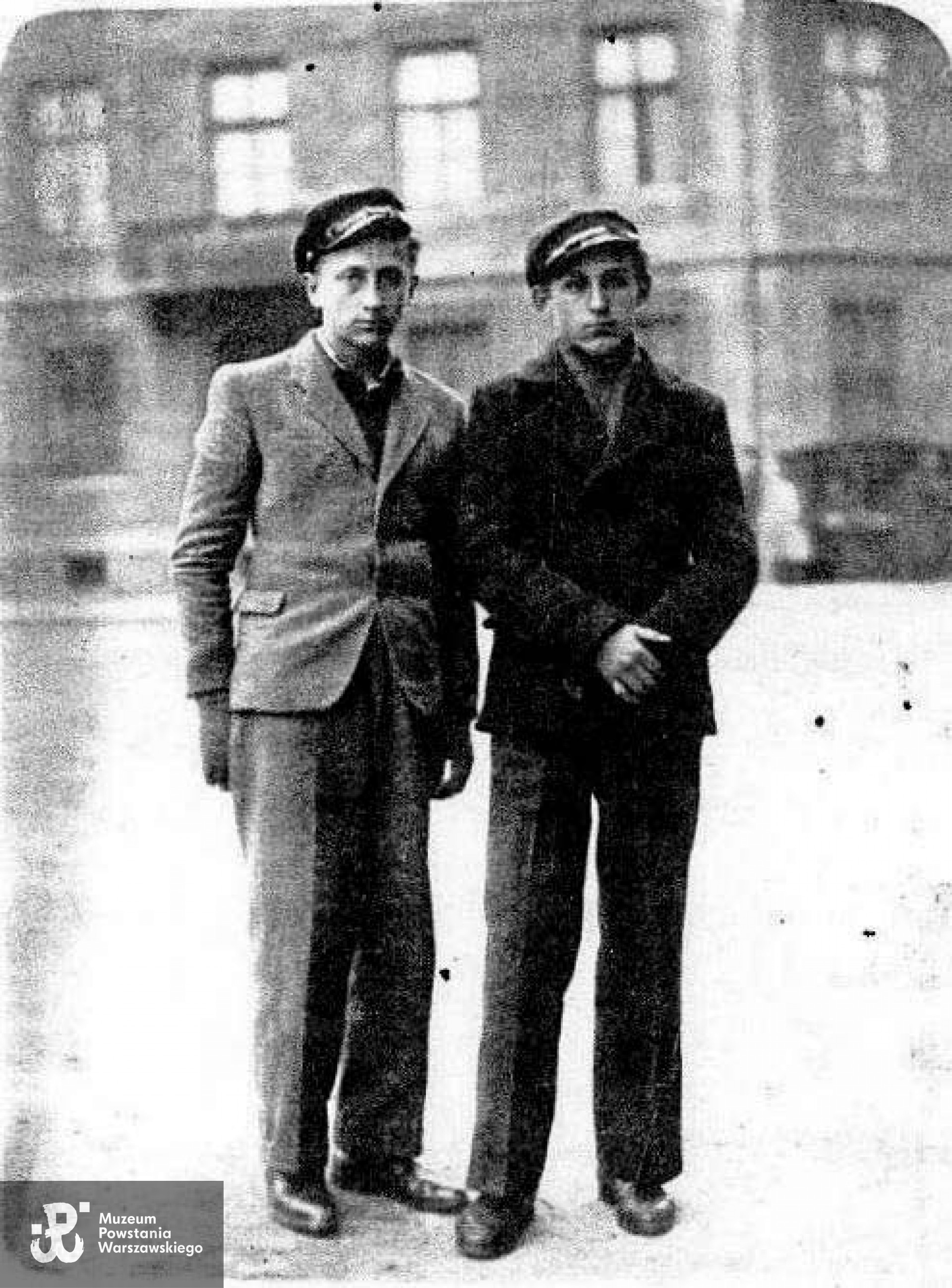 Od lewej: Edward Byczkowski i Leszek Jabłczyński - jesień 1943 r.