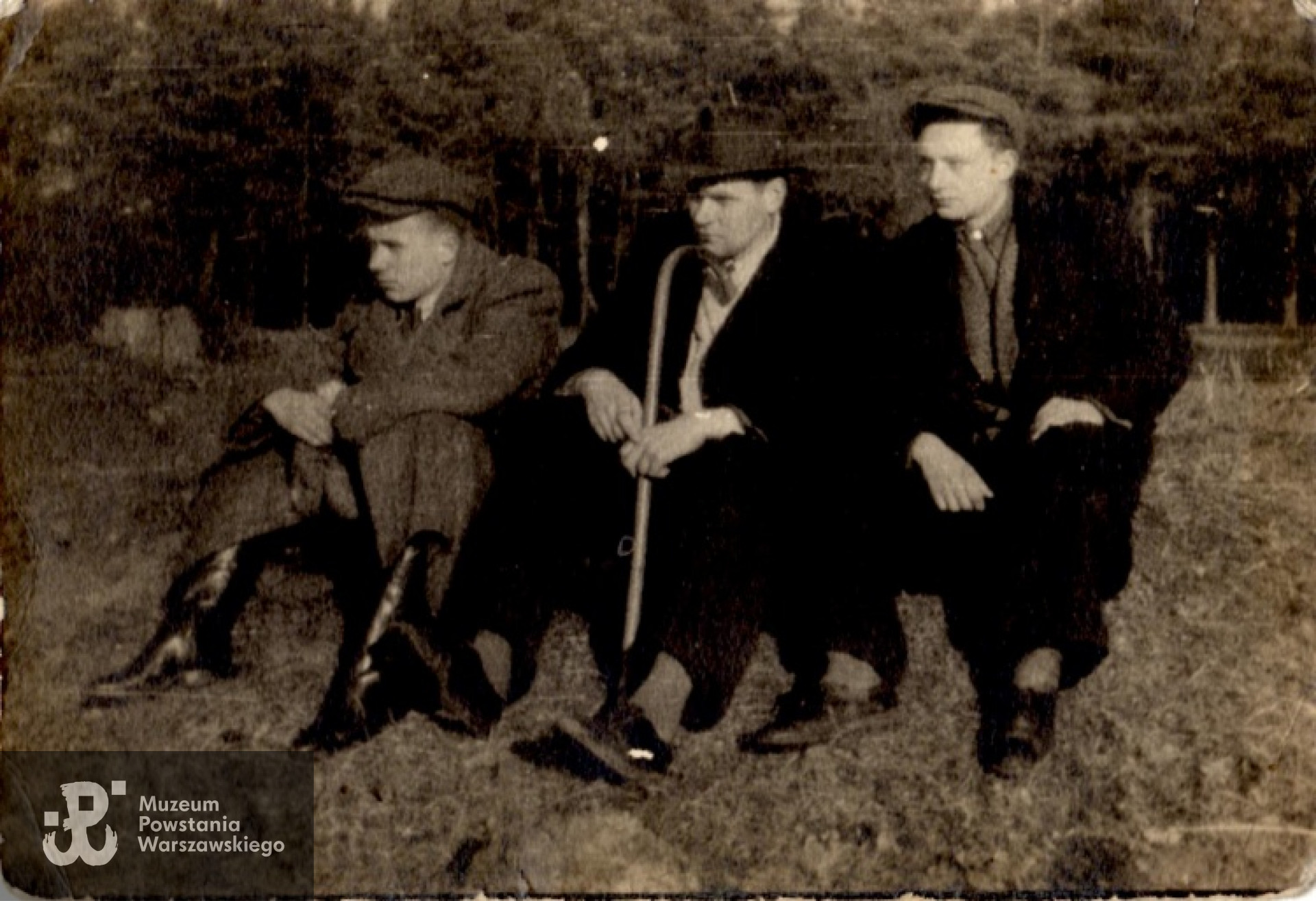 Olszanka, grudzień 1944. Jerzy Gorycki wraz z kolegami. Zdjęcie opisane na odwrocie : "Mecenas" i "Hindus". Archiwum rodzinne A. Siewiery