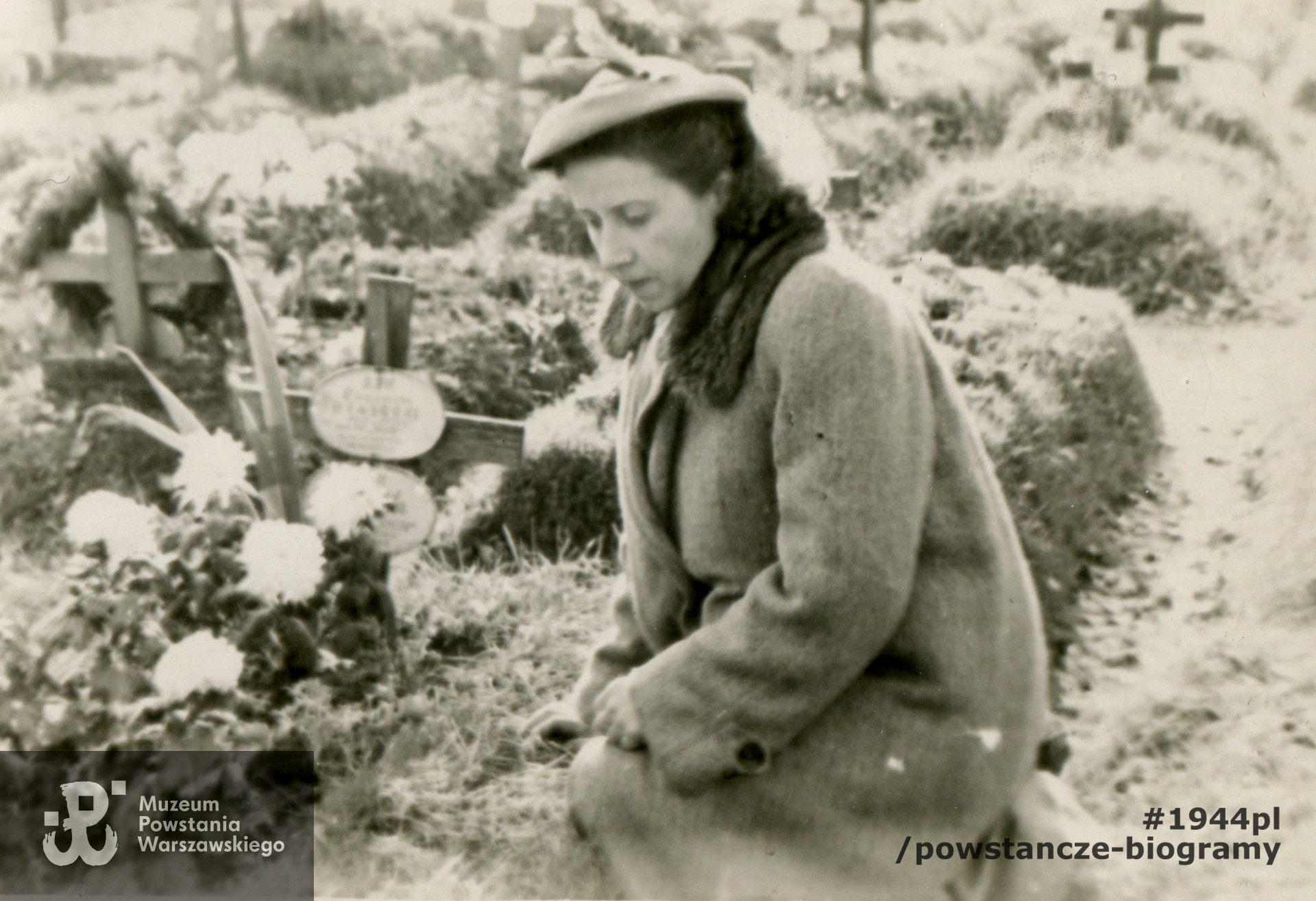 1952 rok - siostra Eugeniusza, <a href =  celina-piasecka,34967.html> Celina Barbara Piasecka (Basia), </a>  po mężu Piskorska  przy grobie brata. Fot. z archiwum rodzinnego p. Lecha Piskorskiego