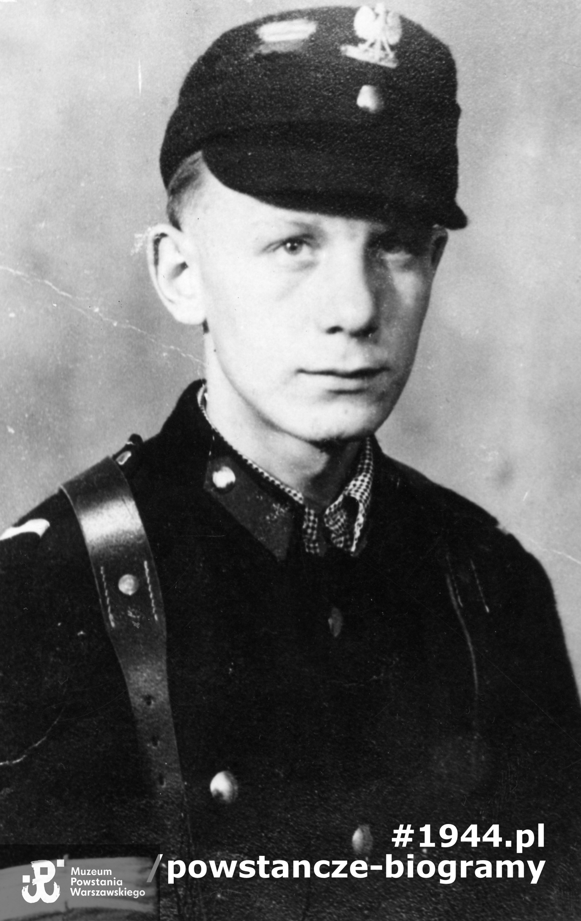 Fotografia portretowa z powstania warszawskiego wykonana w zakładzie fotograficznym Edwarda Korka przy ulicy Chmielnej 16. Eugeniusz Wojciechowski "Siwy", powstaniec z plutonu 327 obwodu "Waligóra", potem zgrupowanie kpt. "Hala". Ze zbiorów Muzeum Powstania Warszawskiego, sygn.  MPW-IK/3109