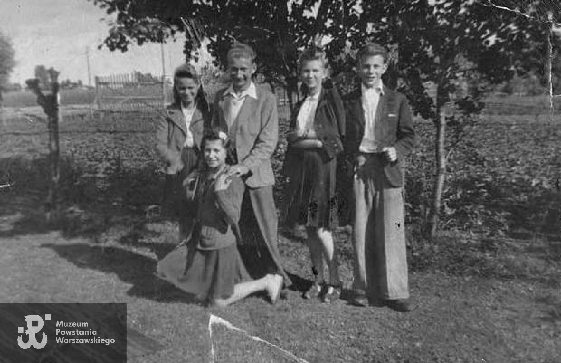 Klęczy Stanisława Motyka, za nią stoi Jerzy Kantarski