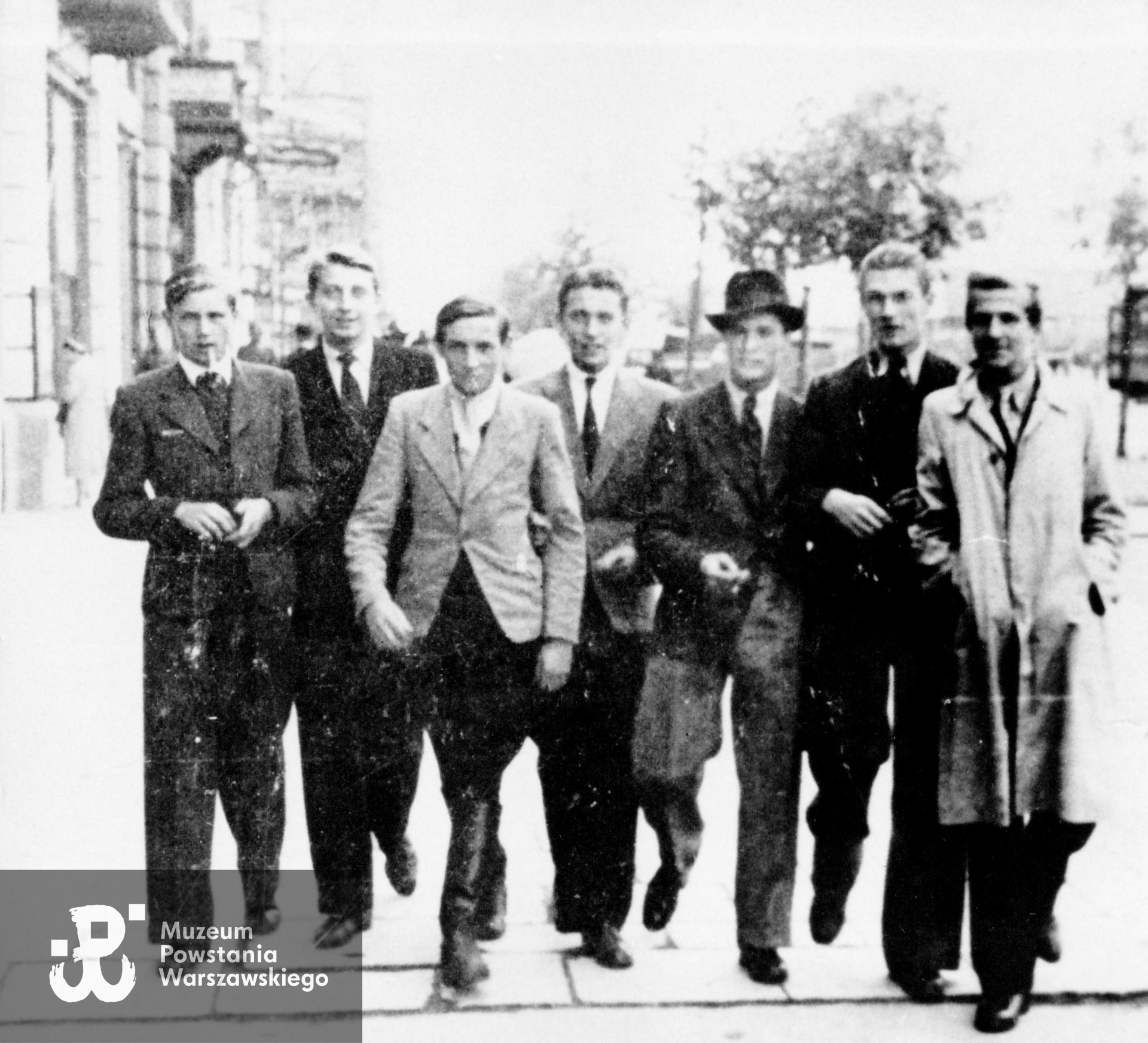 Fotografia z okresu okupacji. Pierwszy z prawej st. strz. Antoni Saulewicz ps. „Chętny”,  trzeci z prawej (w kapeluszu) - kpr. pchor. Leszek Stanisław Rydzy ps. „Mały". Fot. z archiwum prywatnego Antoniego Saulewicza ps. ”Chętny", obecnie w zbiorach Muzeum Powstania Warszawskiego