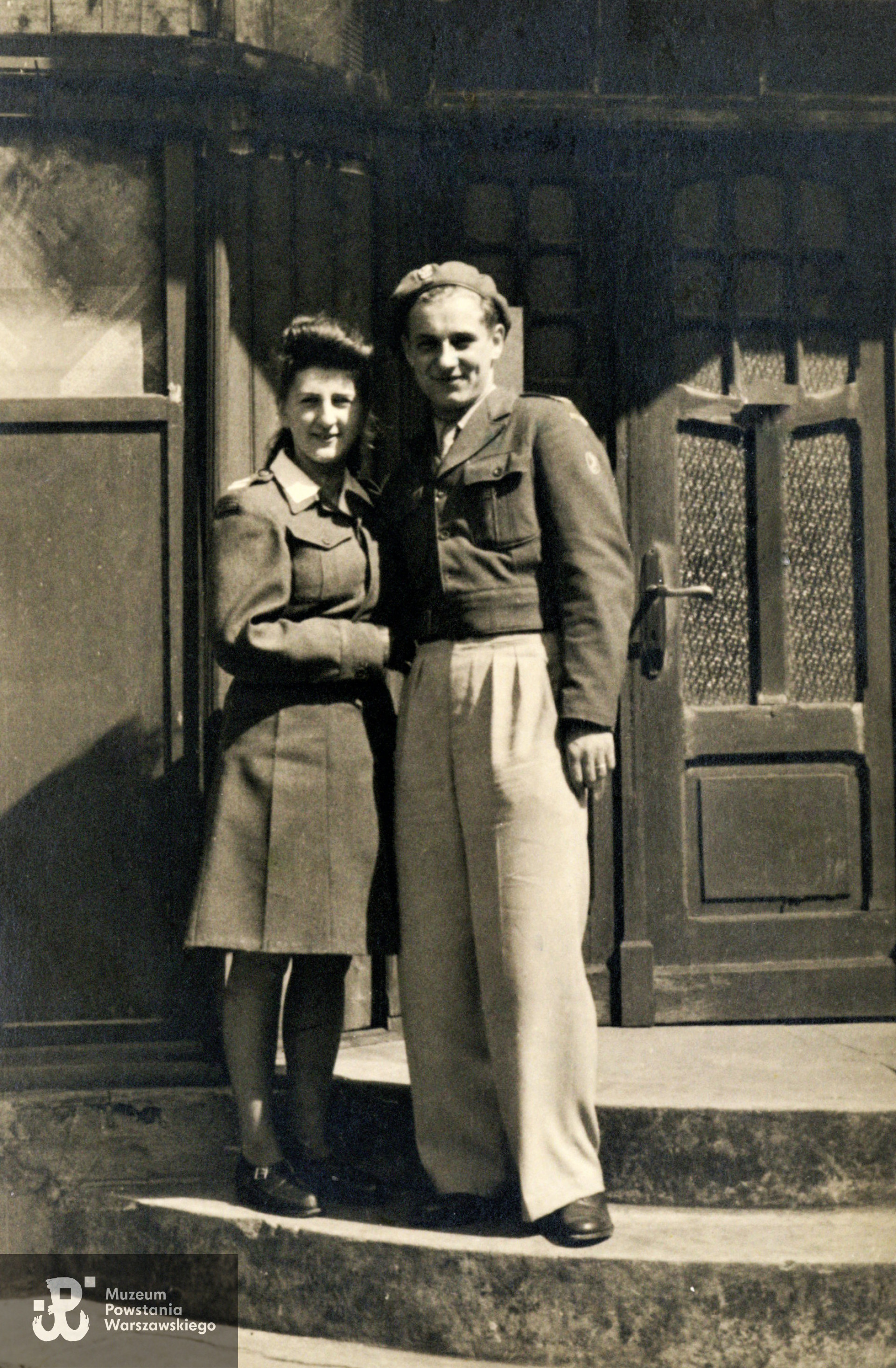 Hanna Orłowska "Pantera" z narzeczonym. Ośrodek Wojskowy w Hange, przed wyjazdem do Ancony. Ze zbiorów Muzeum Powstania Warszawskiego, sygn. P/9646, dar p. Haliny Jędrzejewskiej - Chodzickiej