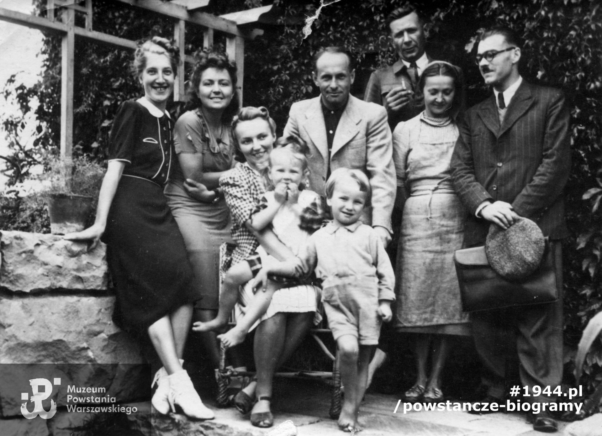 Tadeusz Kubalski z rodziną (pośrodku zdjęcia, w jasnej marynarce). Fot. ze zbiorów rodzinnych