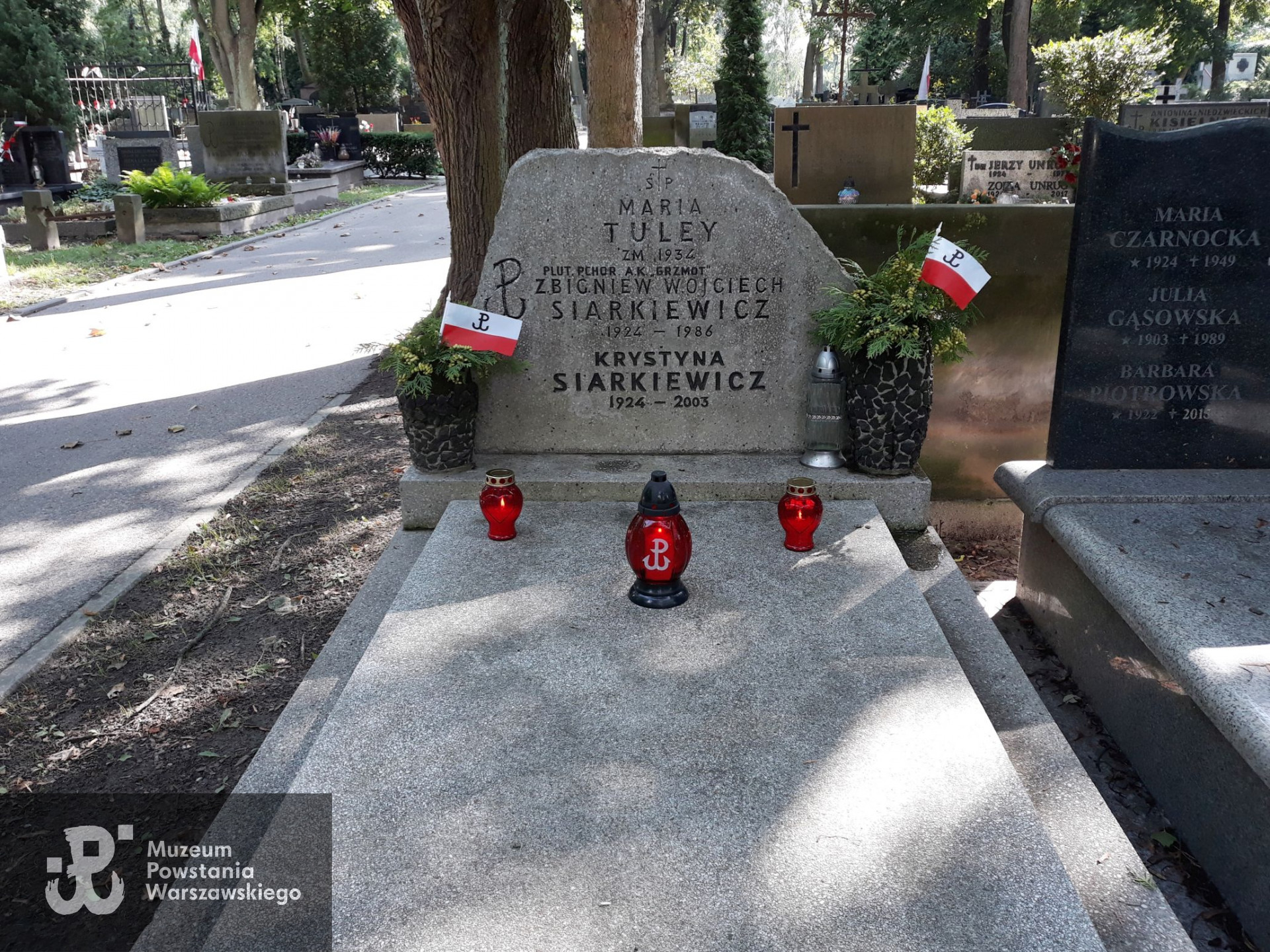 Grób Zbigniewa Siarkiewicza na Cmentarzu Wojskowym na Powązkach,  kwatera C 18, rząd 1, grób 1. W 2021 roku  mogiła została wpisana przez IPN do ewidencji grobów weteranów walk o niepodległość Polski pod numerem 2782. Fot. Barbara H. Brzezińska-Jońca