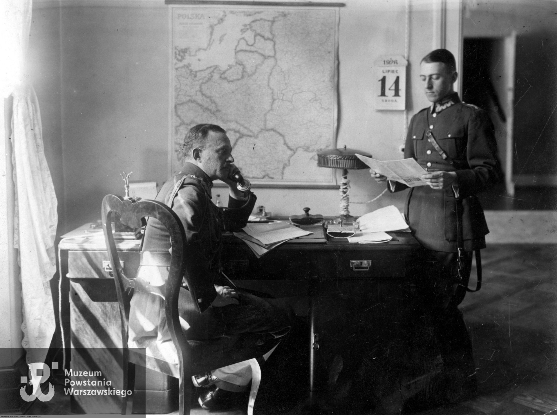 Adiutanci Józefa Piłsudskiego porucznik Emil Vacqueret (z prawej) i major Adam Grocholski podczas pełnienia służby w Belwederze. Fot. ze zbiorów NAC  <i> [www.audiovis.nac.gov.pl] </i>