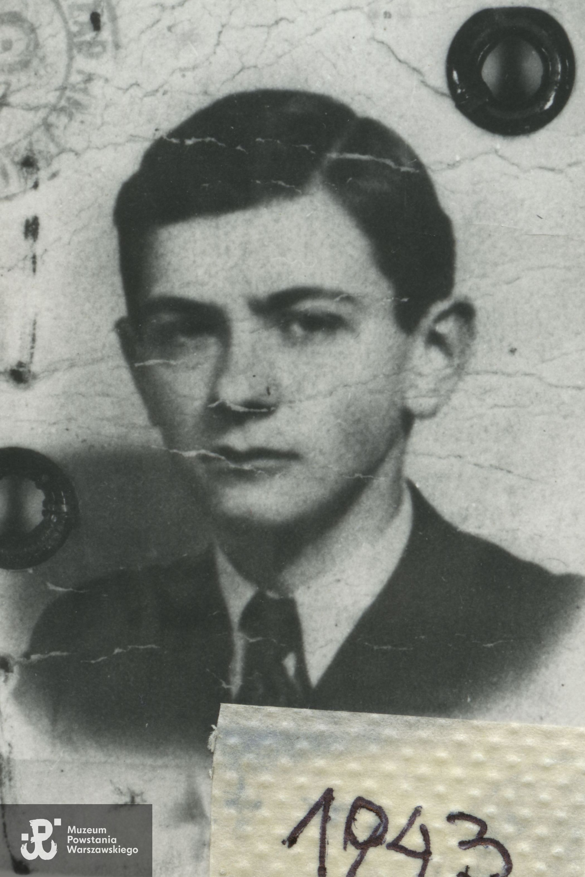 Tadeusz Zapałowski "Michał" - fotografia portretowa, 1943 r. Fot. ze zbiorów  Tadeusza Zapałowskiego