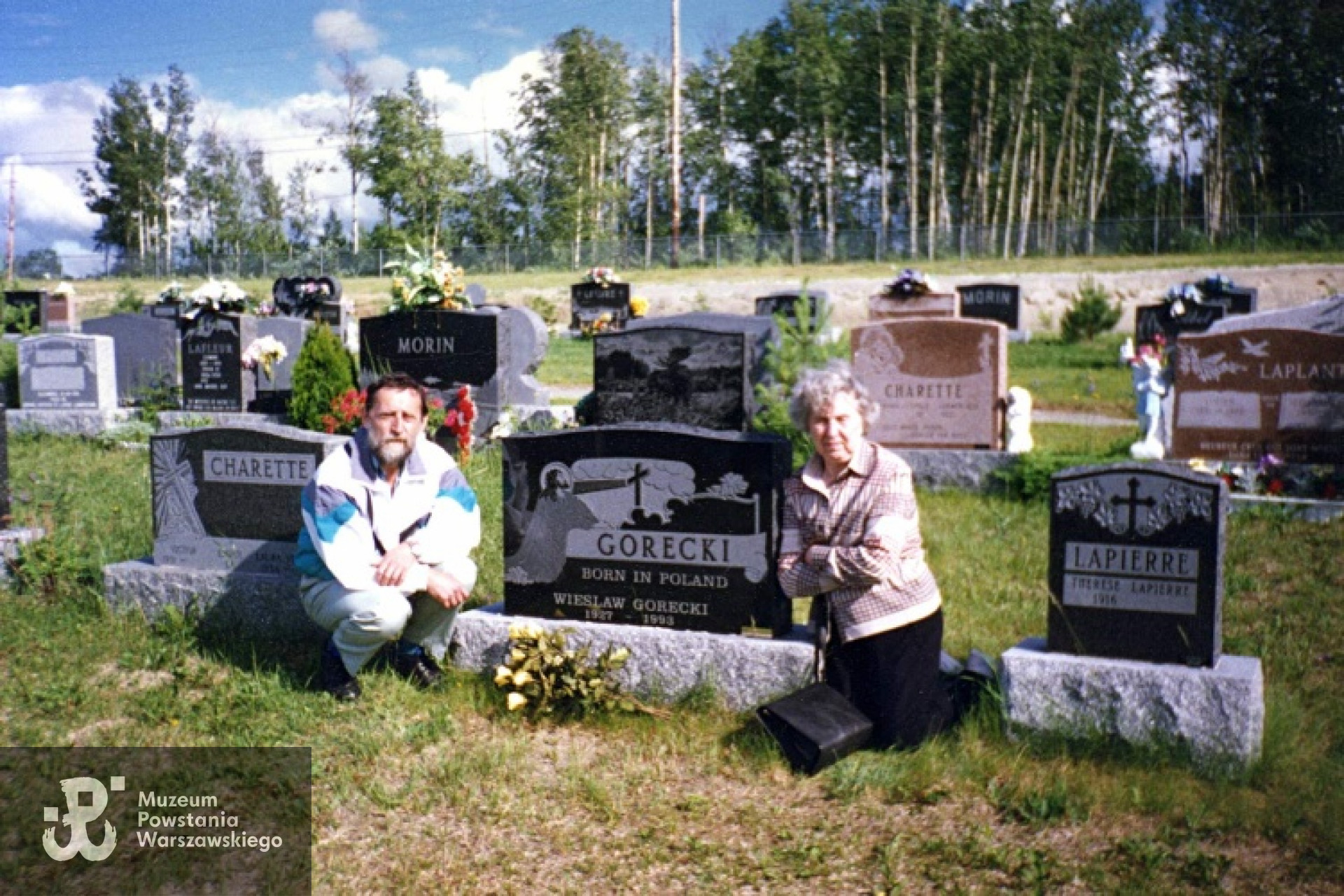 Cmentarz w Val d'Or, - rok 1997. Przy grobie Wiesława Góreckiego jego siostra Janina Cyngot i siostrzeniec Jan Cyngot.