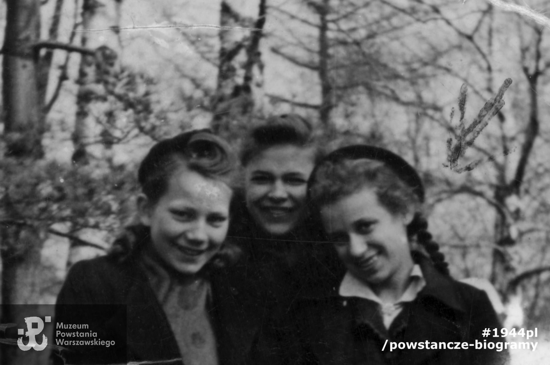 Okupacja - "odważne przejście A. Szucha" do Parku Ujazdowskiego 1943r.  Halina  Dłużniewska, obecnie Jarosińska widoczna wśród koleżanek po prawej stronie - z długim warkoczem. Fot. ze zbiorów Muzeum Powstania Warszawskiego, sygn. P/5785/07, dar Haliny Jarosińskiej ps. "Halinka"