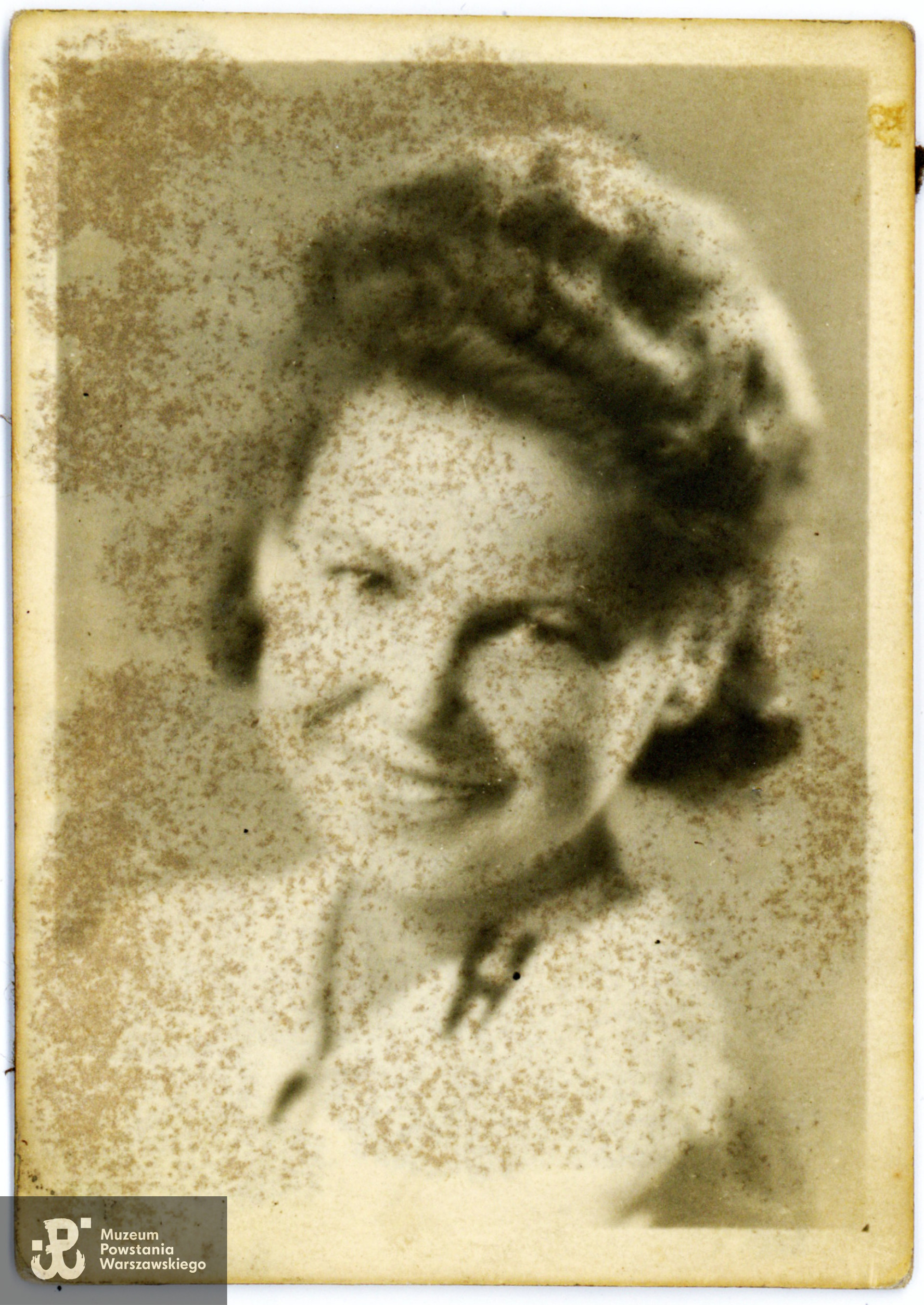 Halina Irena Jędrzejewska "Bebi". Ze zbiorów Muzeum Powstania Warszawskiego, sygn. P/9646, dar p. Haliny Jędrzejewskiej - Chodzickiej