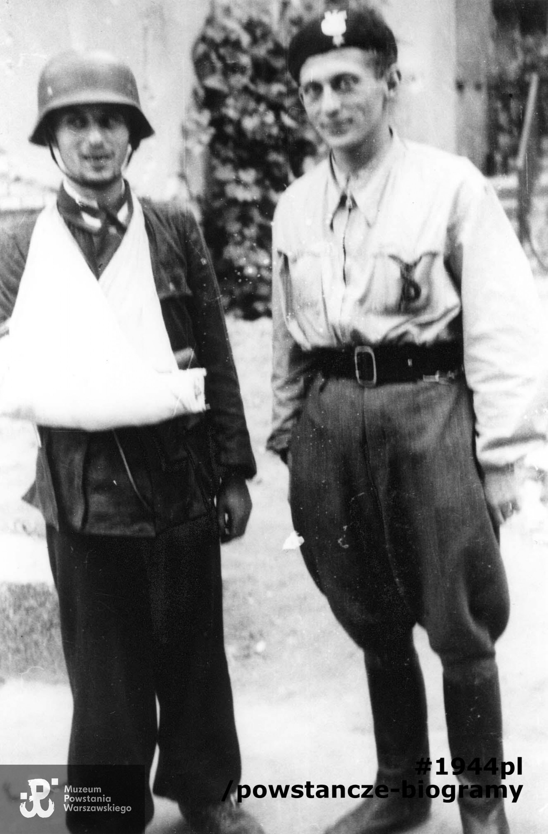 Fotografia z Powstania Warszawskiego. Śródmieście Południowe. Ppor. Franciszek de Pourbaix "Piwnicki" (z prawej) i jego brat ppor. Kazimierz de Pourbaix "Zahoryński" z 3 komp. Batalionu "Golski", ranny przy zdobywaniu Komendy Policji na Krakowskim Przedmieściu (na zdjęciu po lewej). Fot. ze zbiorów Muzeum Powstania Warszawskiego, sygn. MPW-IN/855. Autorem zdjęcia jest Andrzej Bargiełowski "Stańczyk".