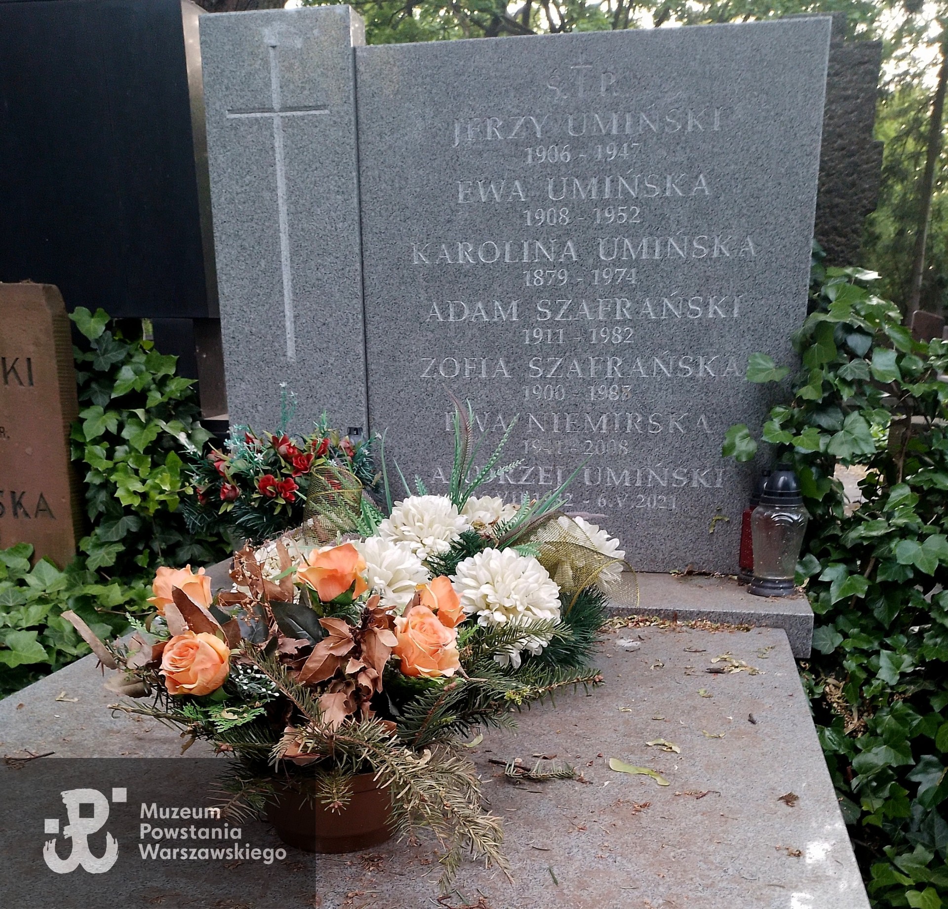 Cmentarz Powązkowski w Warszawie (Stare Powązki), kwatera 240, rząd 5, grób 25, grób rodzinny, miejsce pochowania por.  Jerzego Umińskiego i jego syna Andrzeja (1932-2021). Stan obecny. Fot. J. Bielicki