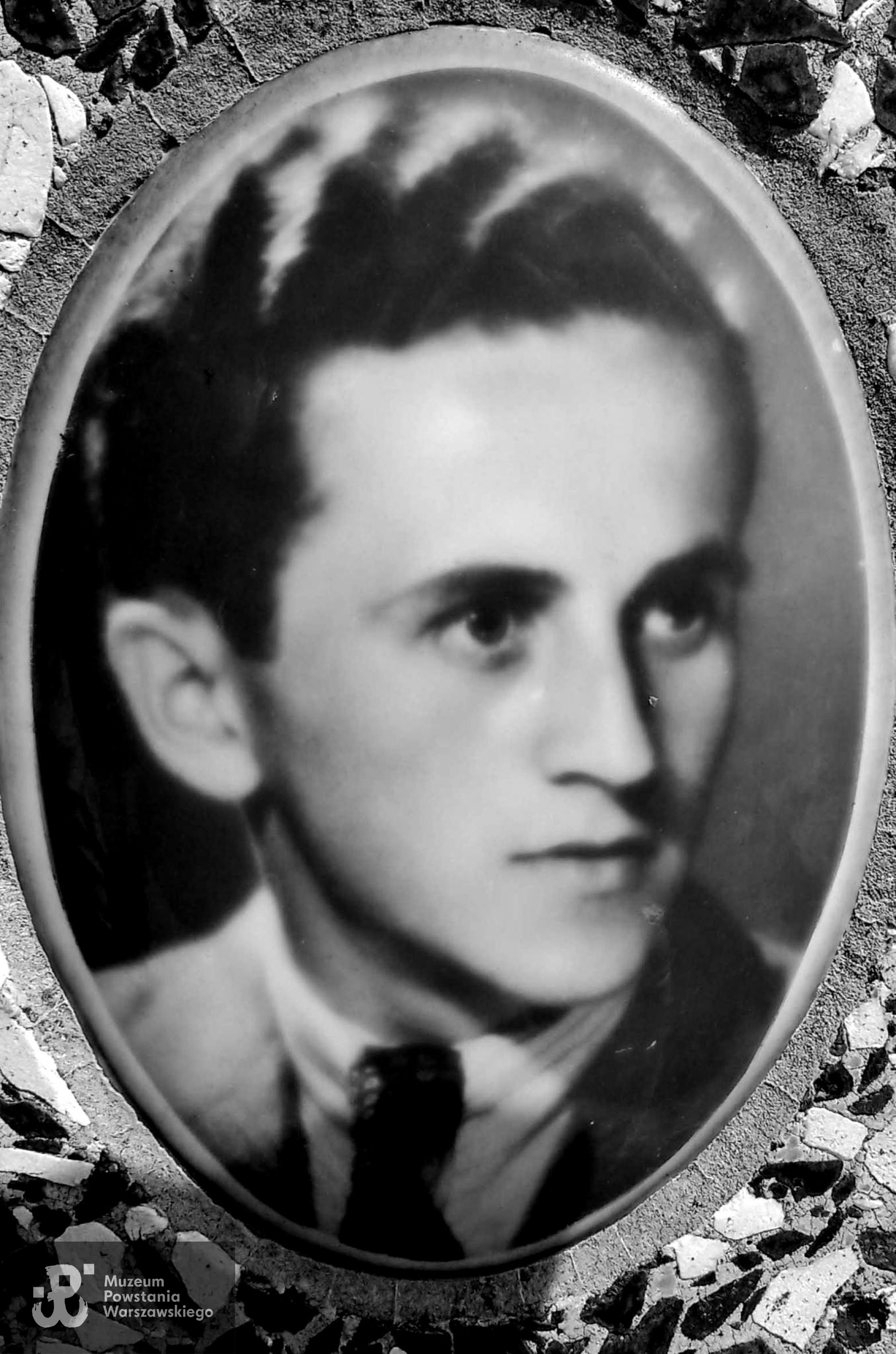 Edward Gawęda - fotografia umieszczona na grobie na cmentarzu na Woli.  Ze zbiorów rodzinnych, udostępnił p. Krystian Manukyan