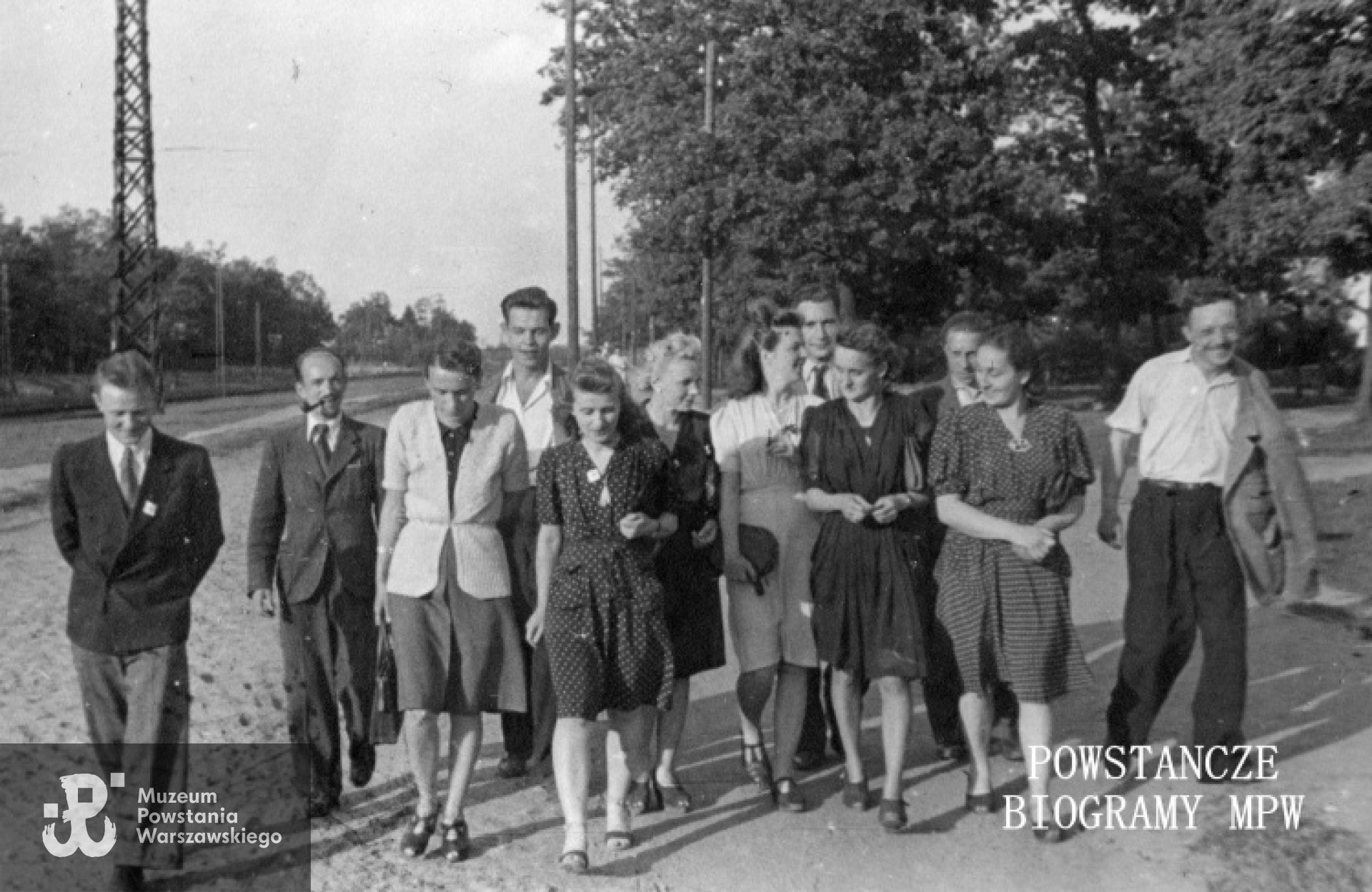 Milanówek, okres powojenny. Osoby związane w czasie okupacji niemieckiej z Armią Krajową. Od lewej: Maciej Sikorski, Wacław Żdżarski ("Kozłowski" szef szkolenia fotoreporterów Referatu Fotograficznego BIP KG AK), Sabina Żdżarska ("Anna", fotografka Powstania Warszawskiego), NN, Józef Miodowski (Żyd uratowany 5 sierpnia w czasie Powstania Warszawskiego z obozu Gęsiówka), NN, NN, Halina Majewska, Bernard Miodon (potem Bernard Miodon, brat Józefa; Żyd uratowany 5 sierpnia w czasie Powstania Warszawskiego z obozu Gęsiówka), Aniela Witkowska, Ryszard Kuriata "Obroża", Zofia Francikowska, Antoni Majewski. Ze zbiorów Muzeum Powstania Warszawskiego,  sygn. MPW-IP/3785