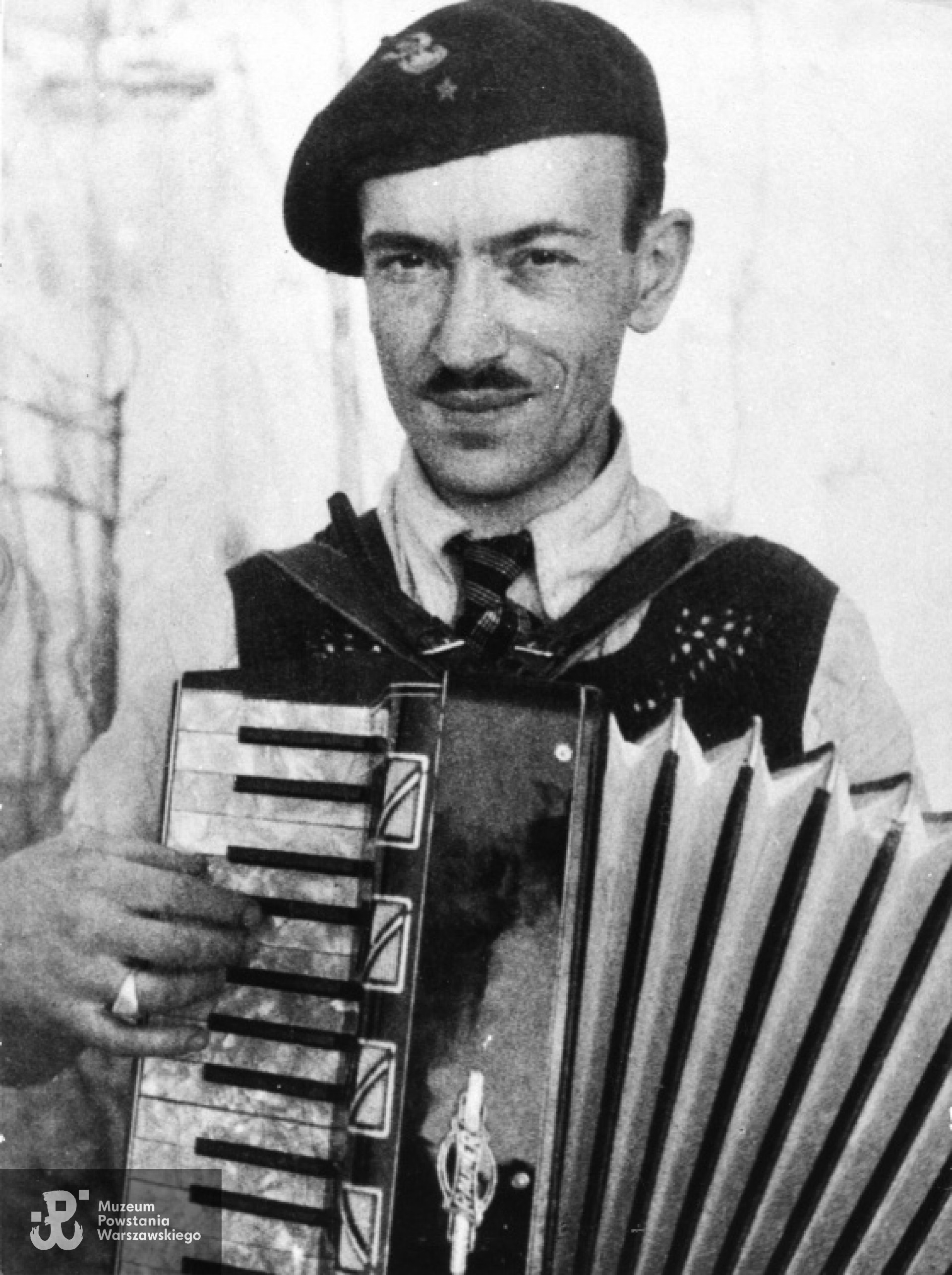 Wacław Żdżarski "Kozłowski" z harmonią, Mokotów, wrzesień 1944 r. Autor zdjęcia: Sabina Żdżarska "Anna". Ze zbiorów Fototeki  MPW, sygn. MPW-IK/1734