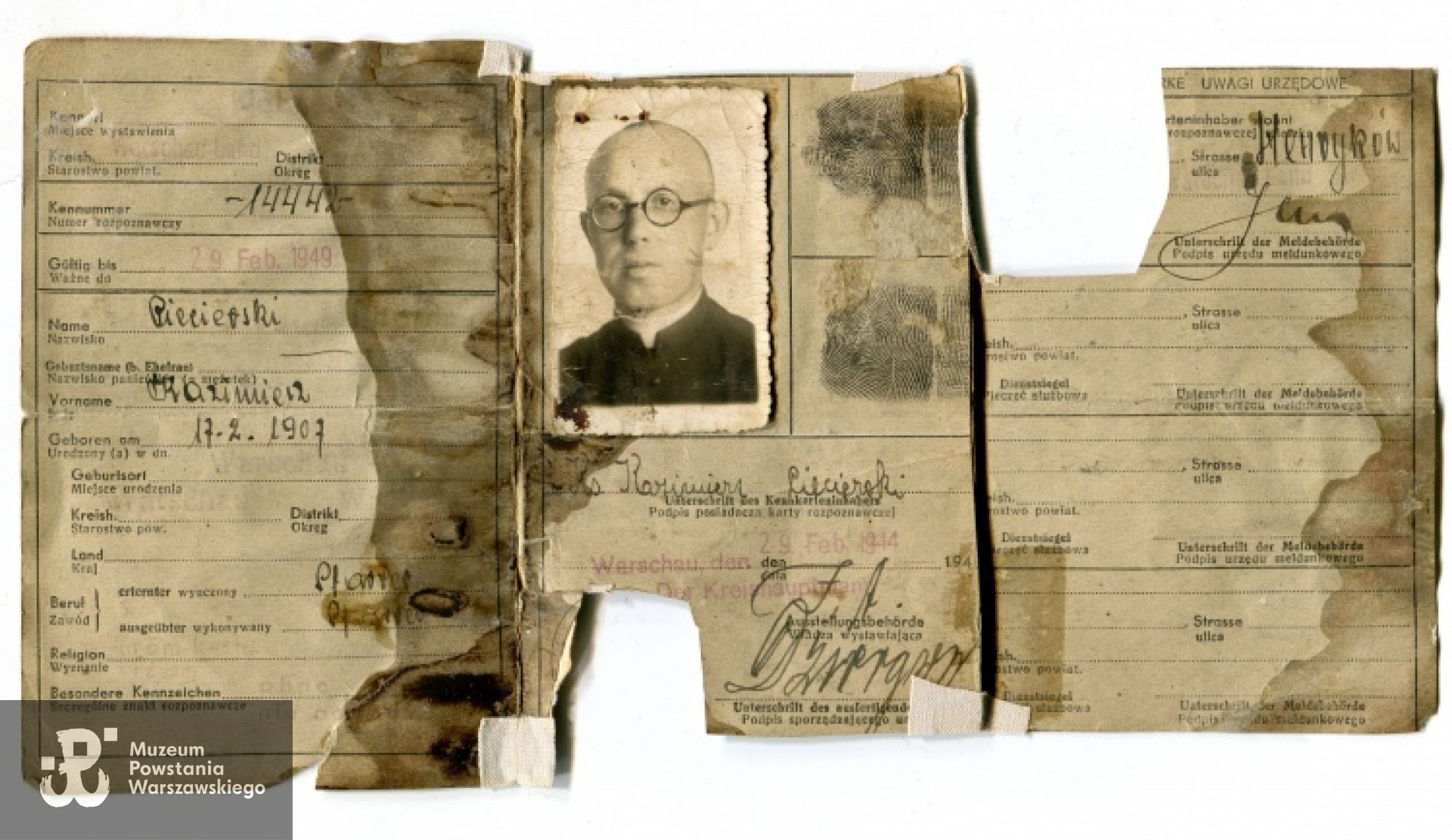 Kennkarta ks. Kazimierza Ciecierskiego. Na dokumencie widoczne ślady zaschniętej krwi. Ze zbiorów Muzeum Powstania Warszawskiego - ekspozycja stała.