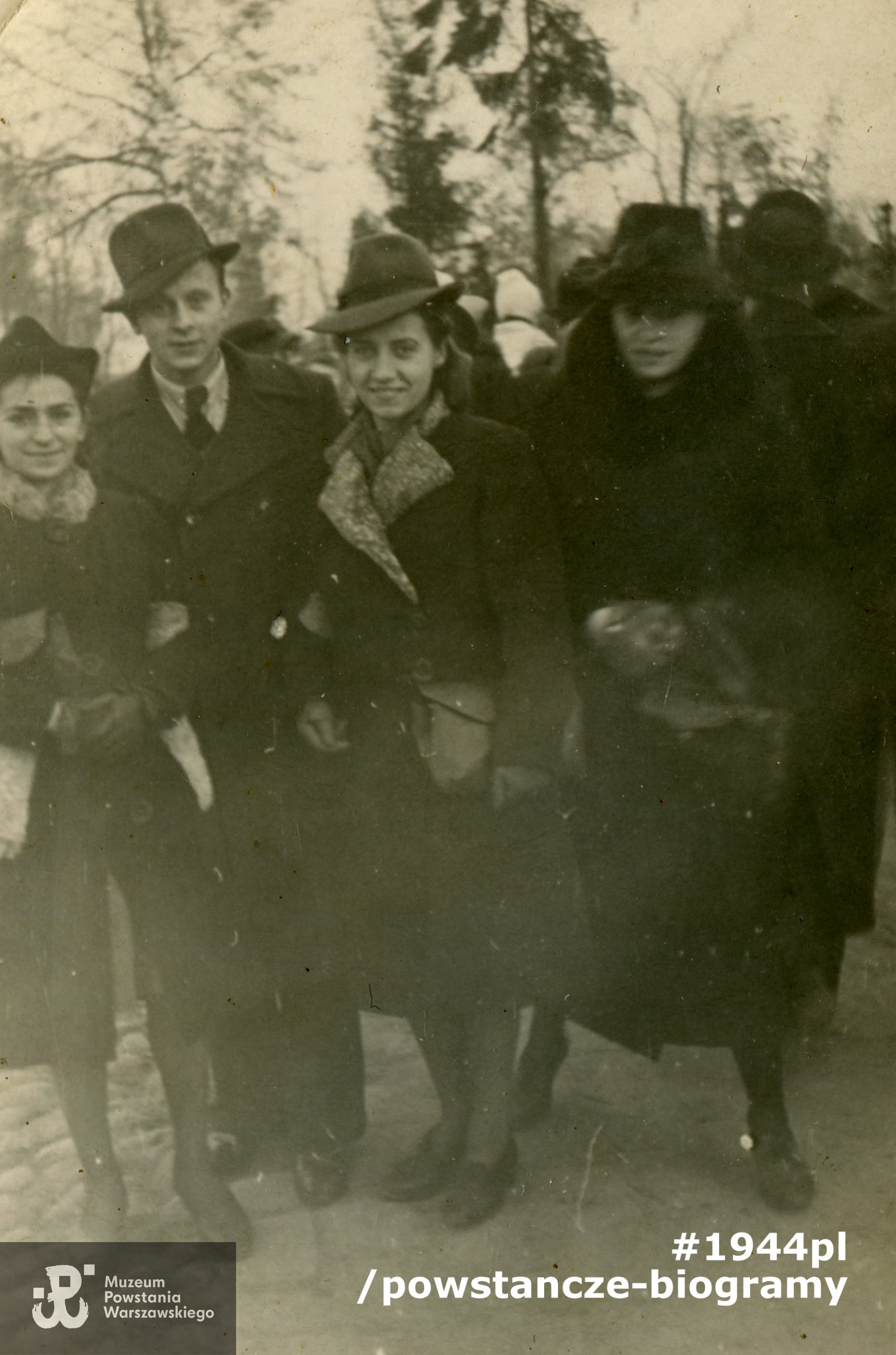  Fotografia z okresu okupacji niemieckiej. Widoczni od lewej: <a href =  halina-stefaniak,42319.html> Halina Stefaniak “Ela”</a>,   <a href =  zbigniew-pulawski,36610.html> Zbigniew Puławski „Kotnowski”</a>  i <a href =  celina-piasecka,34967.html> Celina Barbara Piasecka (Basia), </a> po wojnie Piskorska. Fot. z archiwum rodzinnego p. Lecha Piskorskiego. 