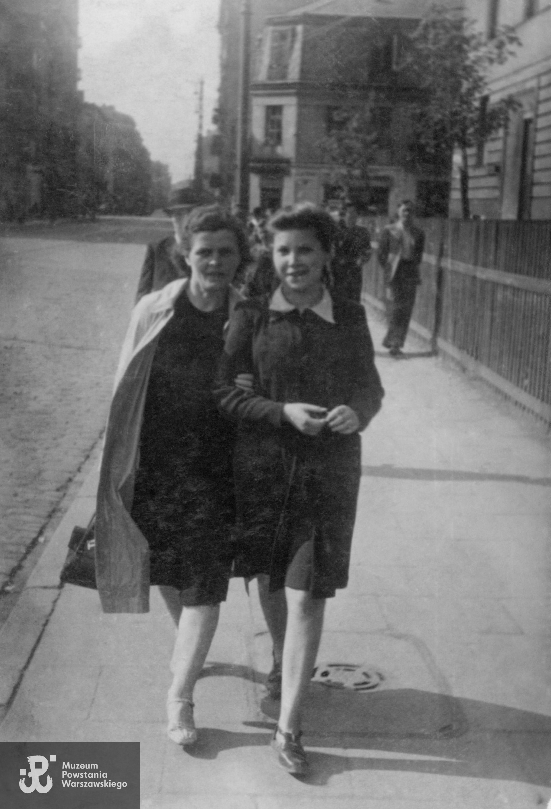 Warszawa, 1943 rok, ulica Żelazna. Halina Irena Jędrzejewska "Bebi" z matką Franciszką. Ze zbiorów Muzeum Powstania Warszawskiego, sygn. P/9646, dar p. Haliny Jędrzejewskiej - Chodzickiej