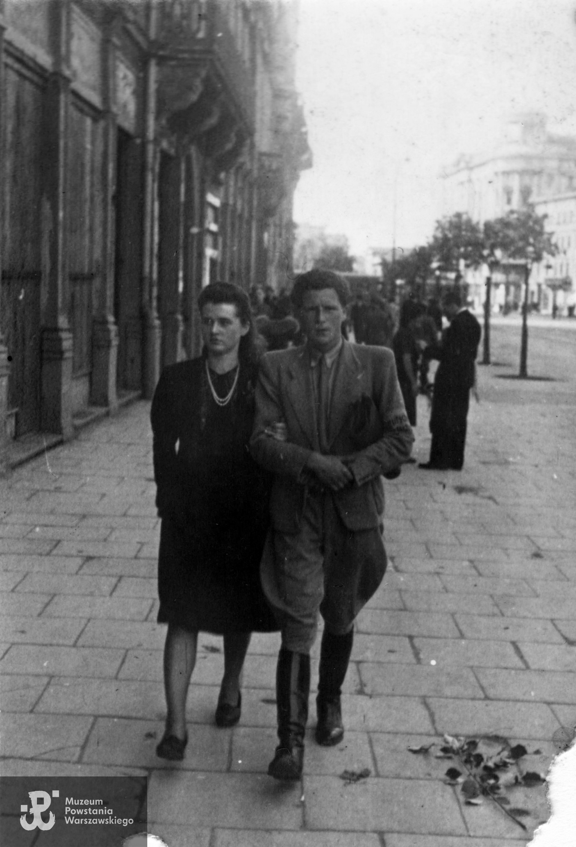 W Warszawie przy Krakowskim Przedmieściu. W tle widoczny Hotel Bristol. Fot. ze zbiorów rodzinnych, skan udostępnił p. Sebastian Baranowski, wnuk Powstańca. [14]
