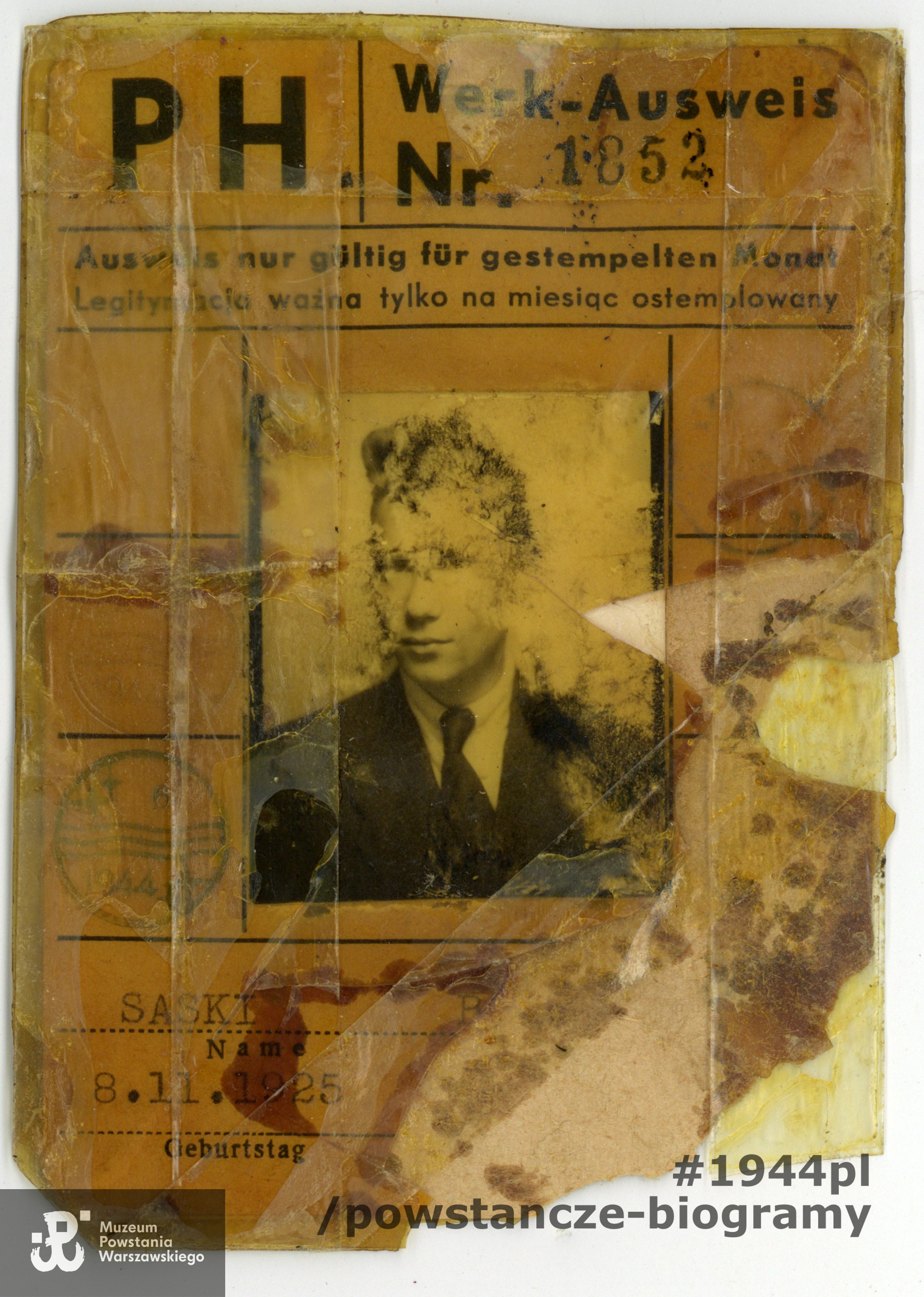 Werk-Ausweis Nr. 1852 należący do Bohdana Saskiego. Dokument wystawiony 10 lutego 1944 przez zakłady Philips Werke A.G. w Warszawie, odnaleziony podczas ekshumacji w 1945 roku. Ze zbiorów Muzeum Powstania Warszawskiego, sygn. P/3927 (MPW-A-3351)