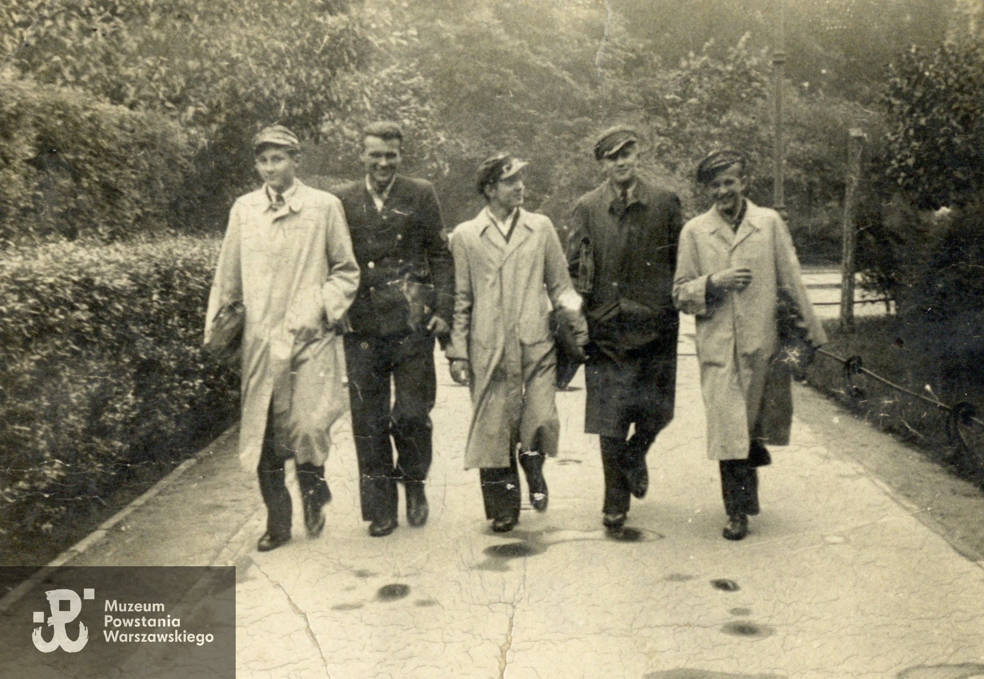 Zdjęcie z okresu okupacji niemieckiej, Ryszard Zalewski "Wojdak" (na zdjęciu pierwszy z lewej) z kolegami ze szkoły i konspiracji.  Obok Ryszarda najprawdopodobniej Stanisław Krupa ps. Nita. Pozostałe osoby niezidentyfikowane. Fot. ze zbiorów rodzinnych p. Ryszarda Zalewskiego, bratanka.  Skany wykonano w Muzeum Powstania Warszawskiego, 10/2025.