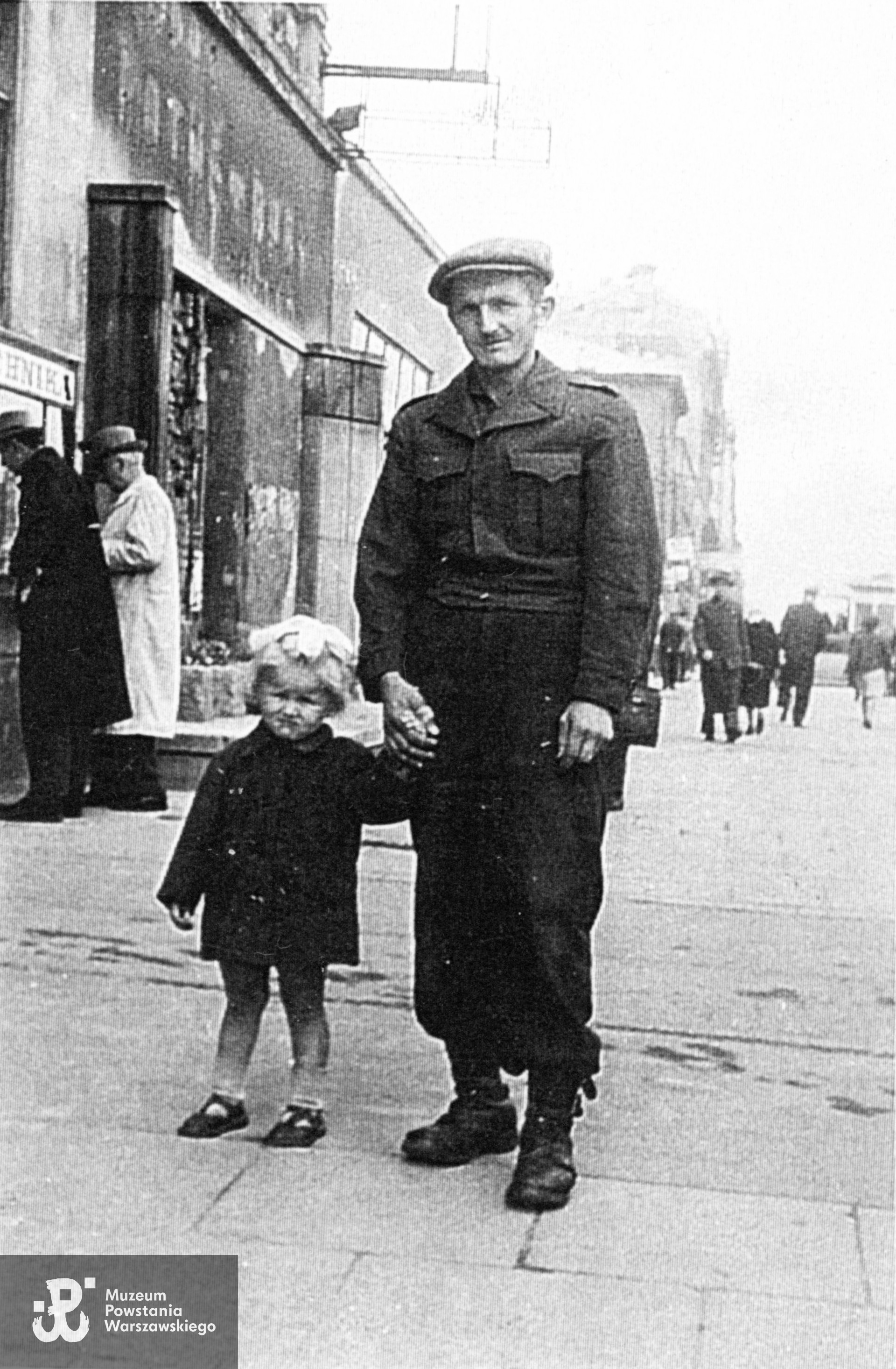 Stanisław Szydłowski po powrocie do Polski, ok. 1946 roku, na zdjęciu z córeczką Michaliną Janiną Szydłowską, zwaną "Dzidką". Fot. ze zbiorów rodzinnych, udostępniła p. Magdalena Szydłowska, wnuczka Powstańca. Skany wykonano w Muzeum Powstania Warszawskiego, 04/2025
. 