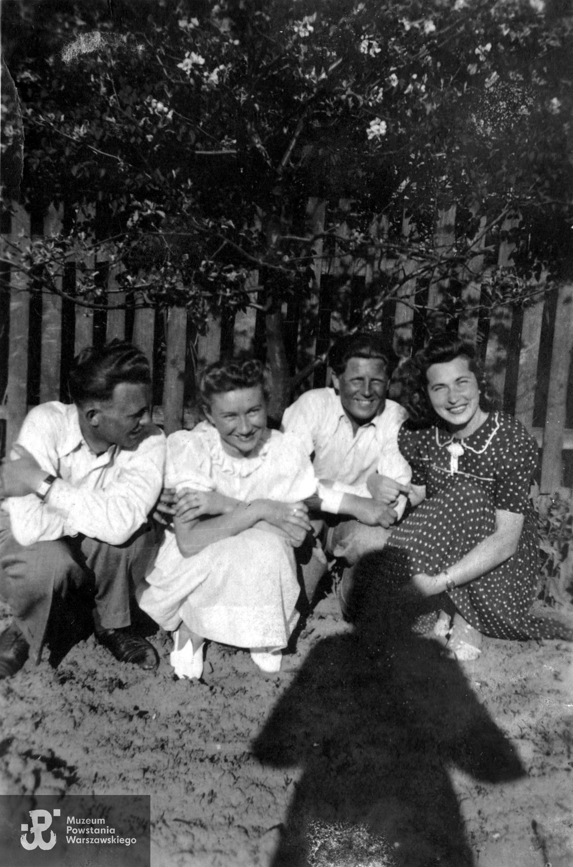 Wiesław Baranowski (drugi z prawej) ze znajomymi. Fot. ze zbiorów rodzinnych, skan udostępnił p. Sebastian Baranowski, wnuk Powstańca  [11]