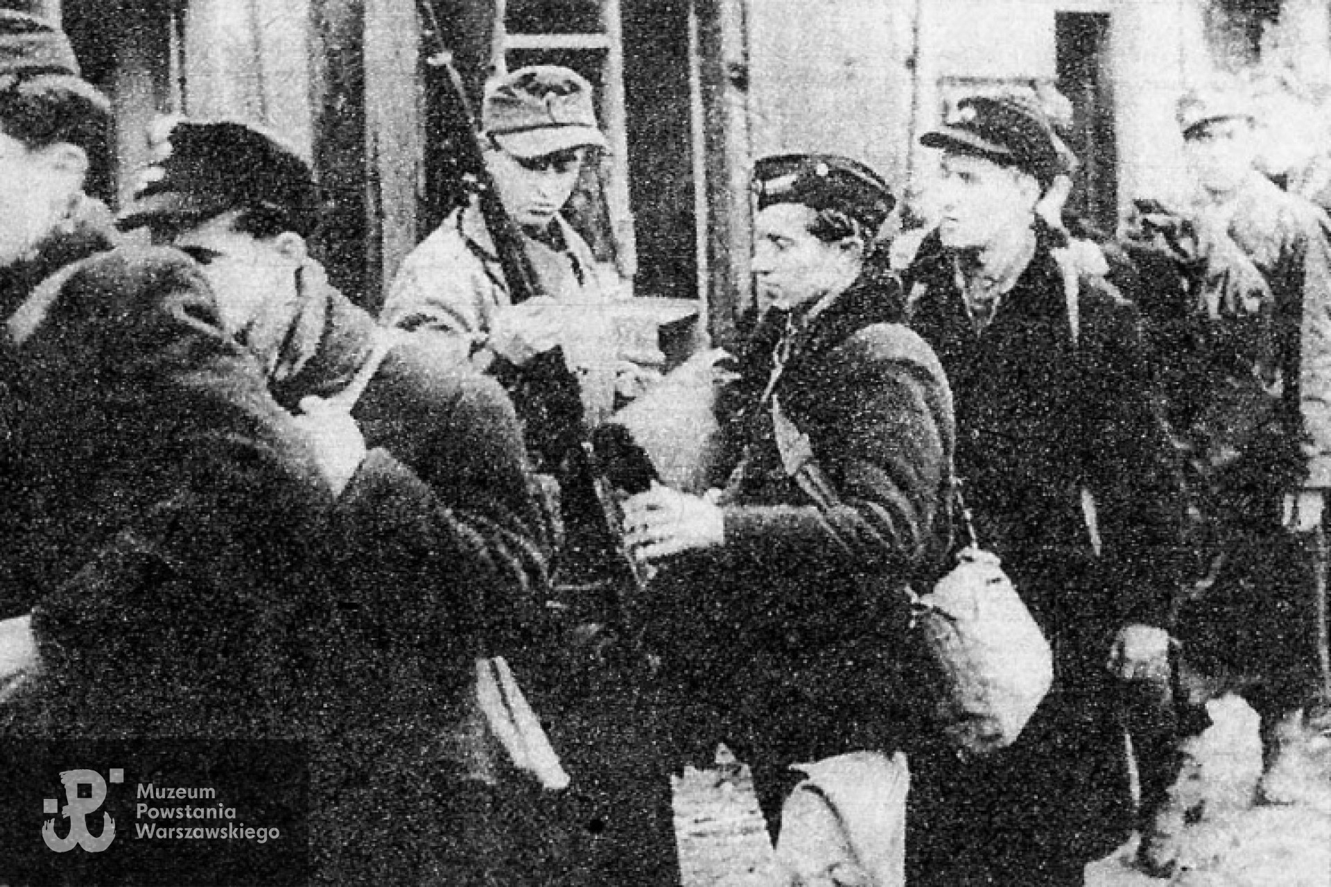 5 października 1944 r. pl. Kercelego - kadr z niemieckiej kroniki filmowej "Die Deutsche Wochenschau". Żołnierze batalionu "Kiliński" zdają broń. Plutonowy "Skała" stoi po prawej - w czapce narciarskiej.