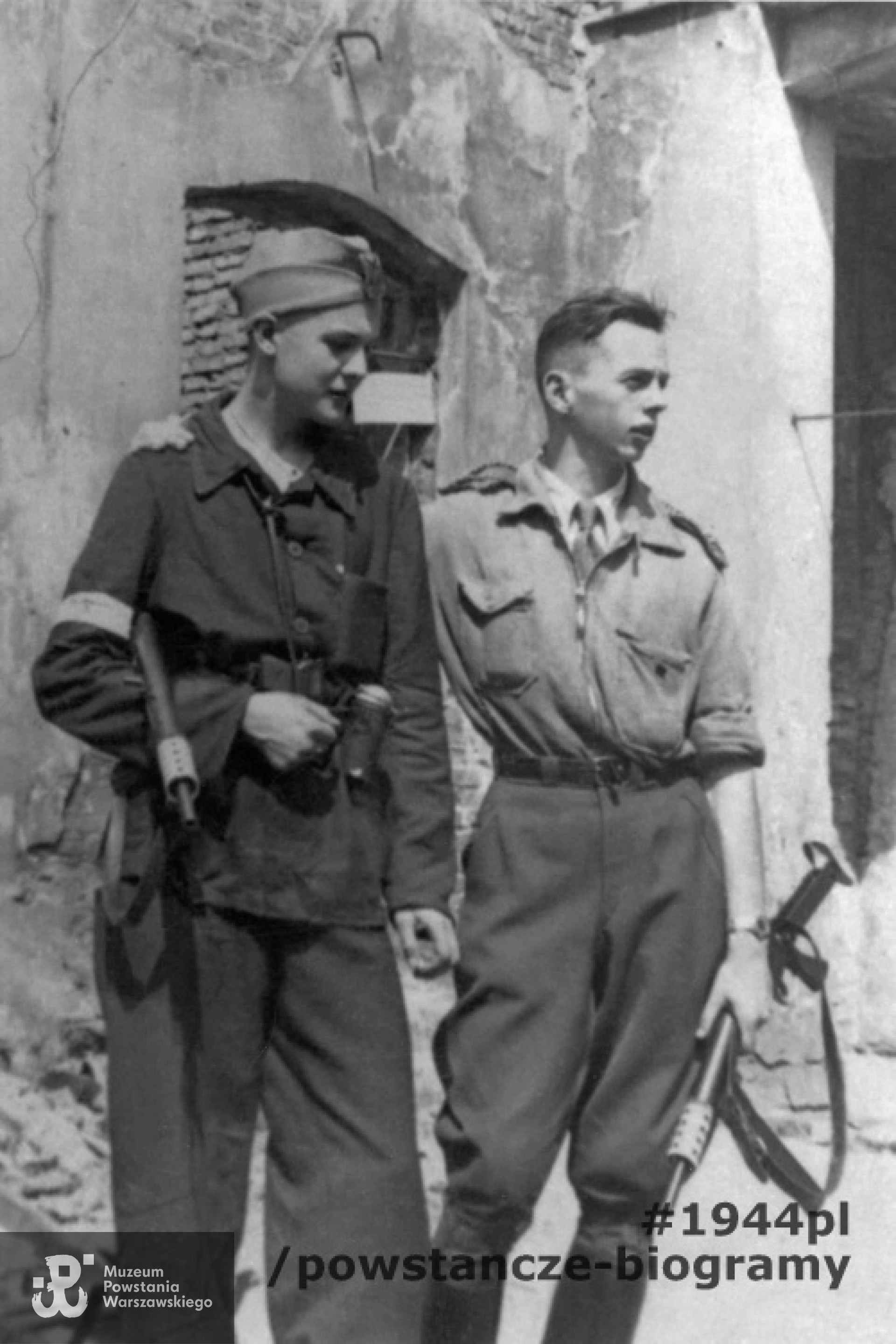 Kwatera 1. plutonu Kompanii Szturmowej "Stefan" (Marszałkowska 125). Dwaj przyjaciele z ławki szkolnej, Powstania Warszawskiego, a następnie obozu jenieckiego: kpr. pchor. "Rola I" (Andrzej Piekarski) i kpr. pchor. Krystyn Plewko. Fot. zbiory MPW