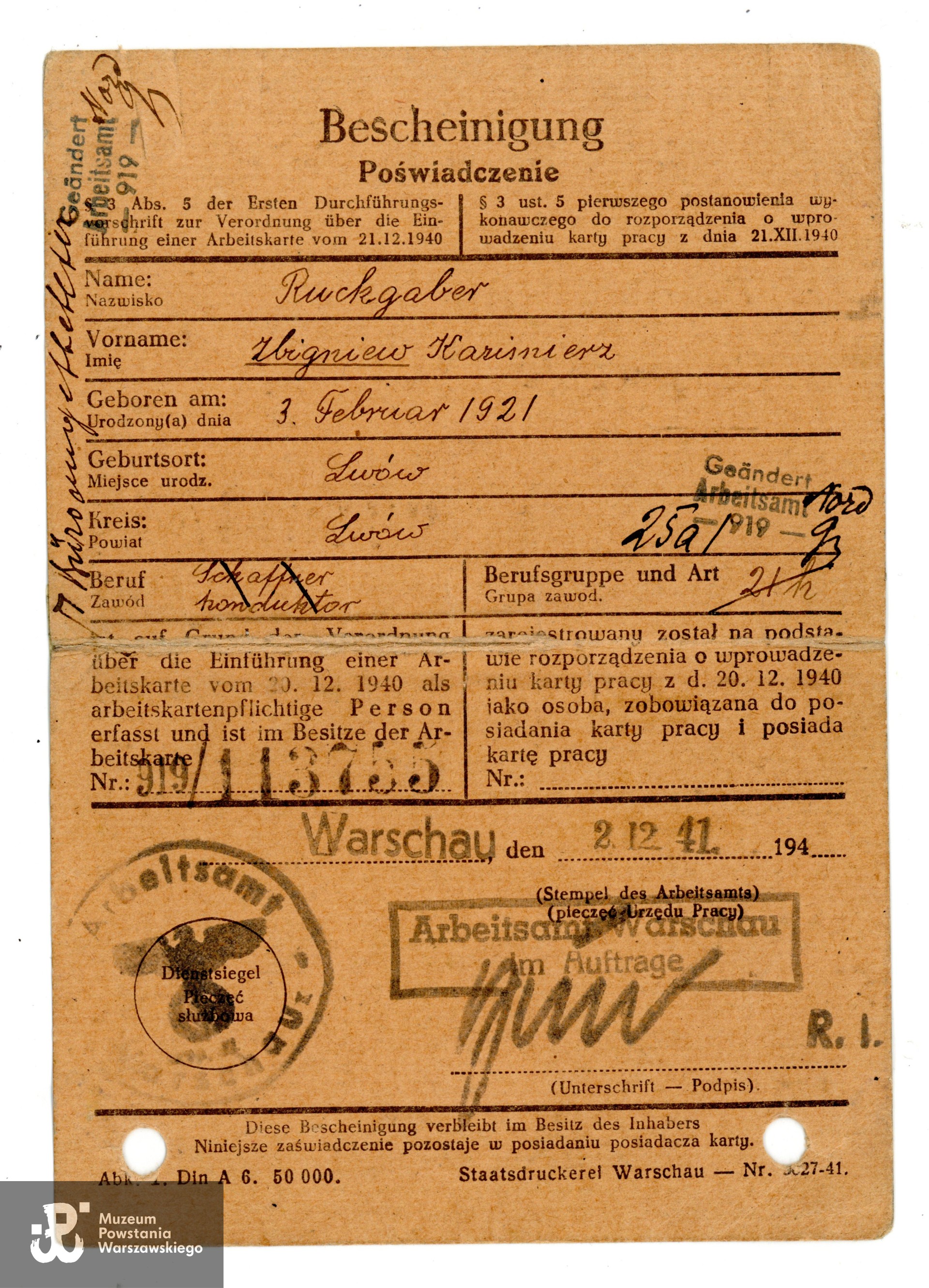 Poświadczenie pracy (Bescheinigung) wystawione na nazwisko Zbigniew Kazimierz Ruckgaber, z dn. 02.12.1941. Ze zbiorów Muzeum Powstania Warszawskiego, sygn. P/10225, dar p. Andrzeja Ruckgabera