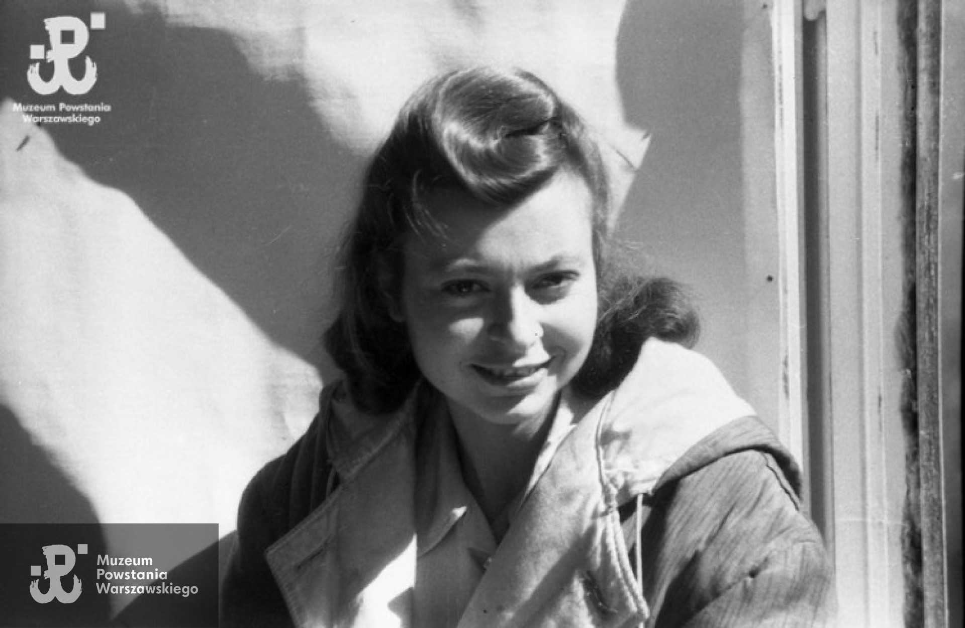 Irena Hiller po mężu Szlaszewska "Jagoda" we wrześniu 1944 r. Zdjęcie autorstwa Andrzeja Bargiełowskiego ps. "Stańczyk" ze zbiorów fototeki MPW, sygn. MPW-IN/846