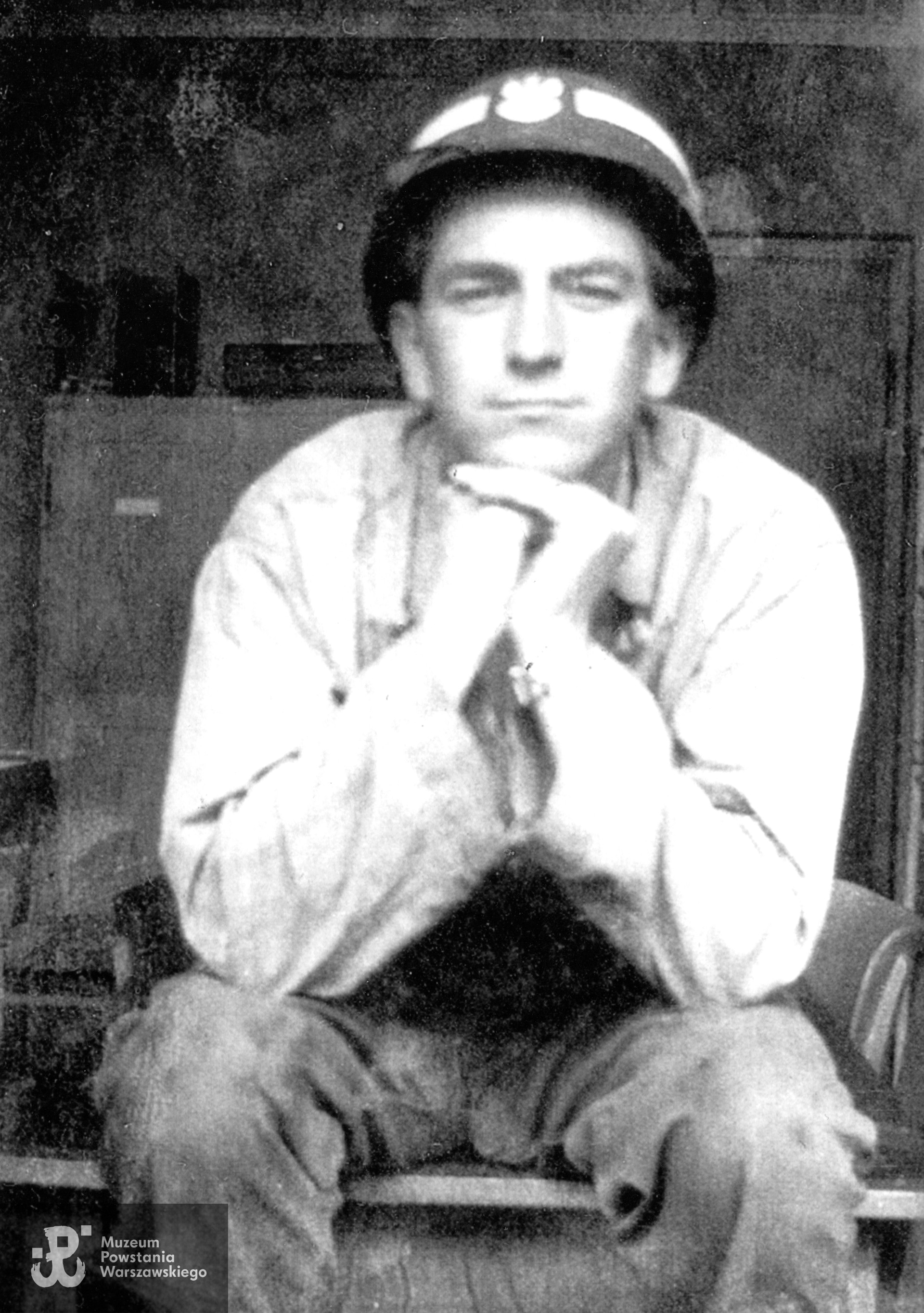 Marian Wielgosz, fotografia powojenna ze zbiorów rodzinnych syna Powstańca, p. George'a Wielgosza. Skan wykonano w Muzeum Powstania Warszawskiego podczas 82. rocznicy wybuchu Powstania Warszawskiego.