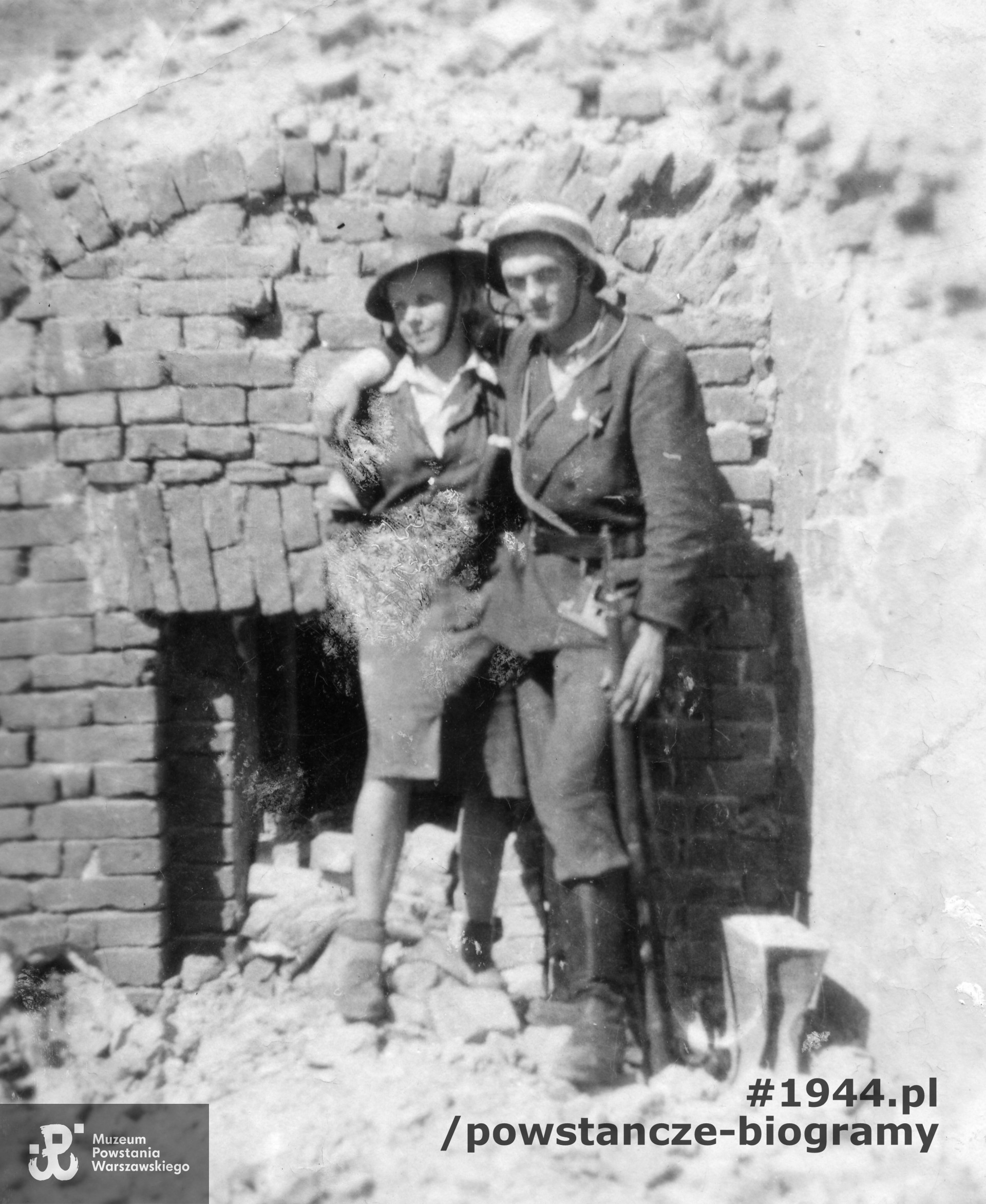 Fotografia z Powstania Warszawskiego. Śródmieście Północne, 14 września 1944 r.  Sanitariuszka Jadwiga Wiktorowska-Somczyńska "Słowianka" i kpr. Zenon Somczyński "Słaby" z plutonu 164, Batalionu AK  "Kiliński"w ruinach domu przy ul. Grzybowskiej. Fotografia ze zbiorów Muzeum Powstania Warszawskiego, sygn. MPW-IP/5919