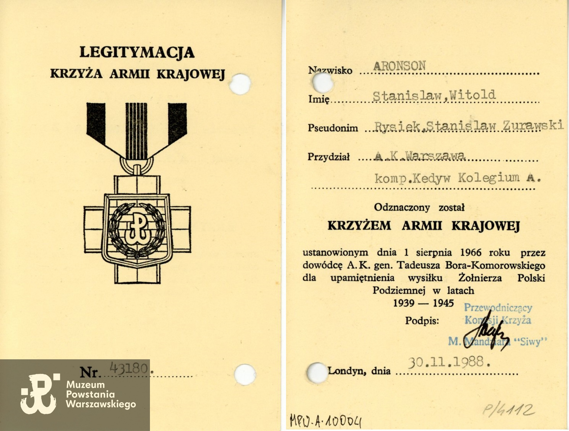 Legitymacja Krzyża Armii Krajowej, nadanego Stanisławowi Aronsonowi. Zbiory Muzeum Powstania Warszawskiego; sygn. MPW-A-10004.