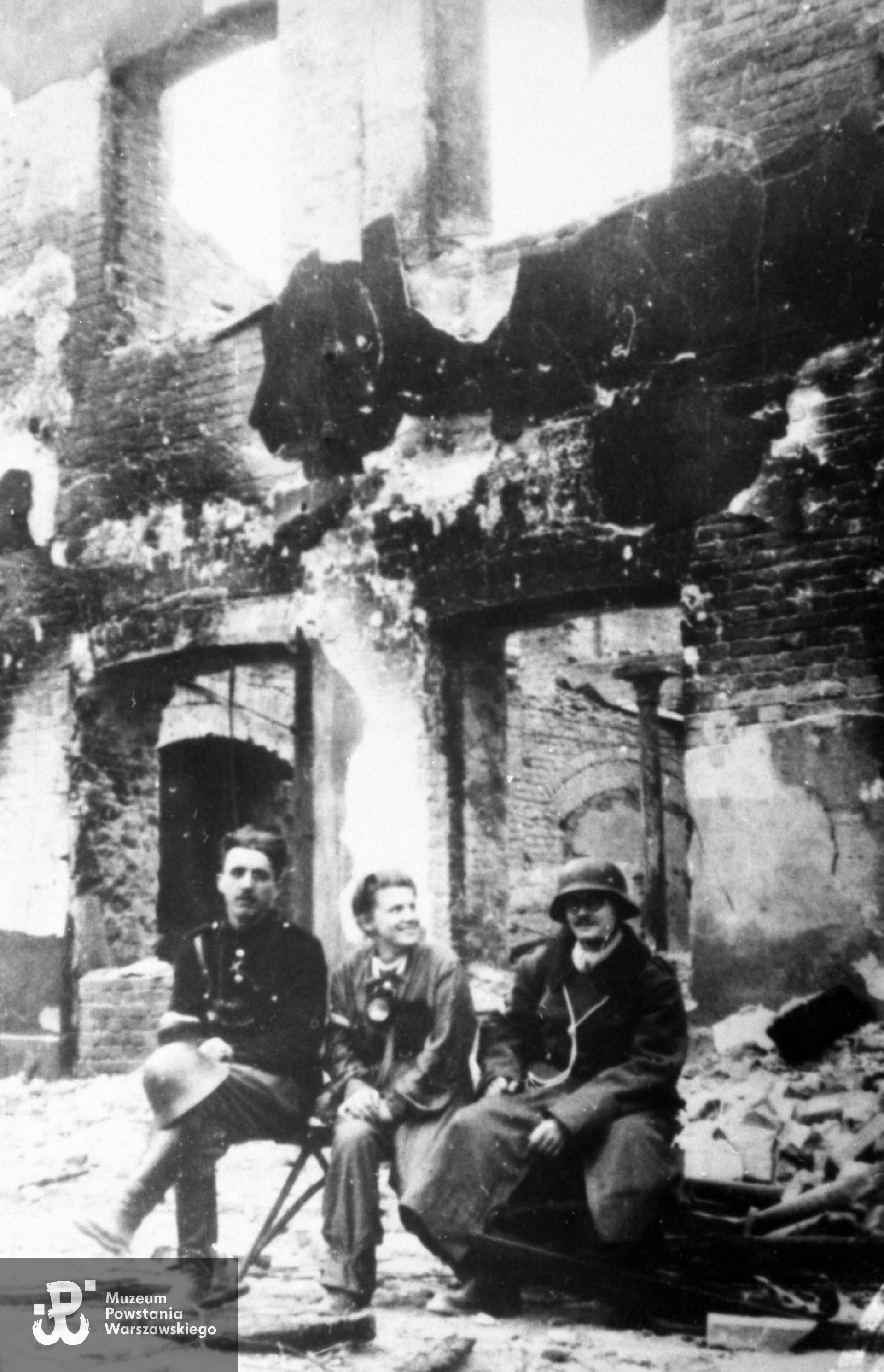 Po kapitulacji - 7 października 1944. Śródmieście Południowe. Żołnierze z plut. NSZ "Sikora" w składzie 2 komp. "Ziuk" Batalionu "Miłosz" na ulicy Wiejskiej. Siedzą od lewej: ppor. Henryk Czapczyk "Mirski", NN, kpr. pchor. Henryk Dutkowski "Kosowski". Autorem zdjęcia jest Henryk Świercz „Świerszcz”. Fot. ze zbiorów Muzeum Powstania Warszawskiego, sygn. MPW-IN/3529