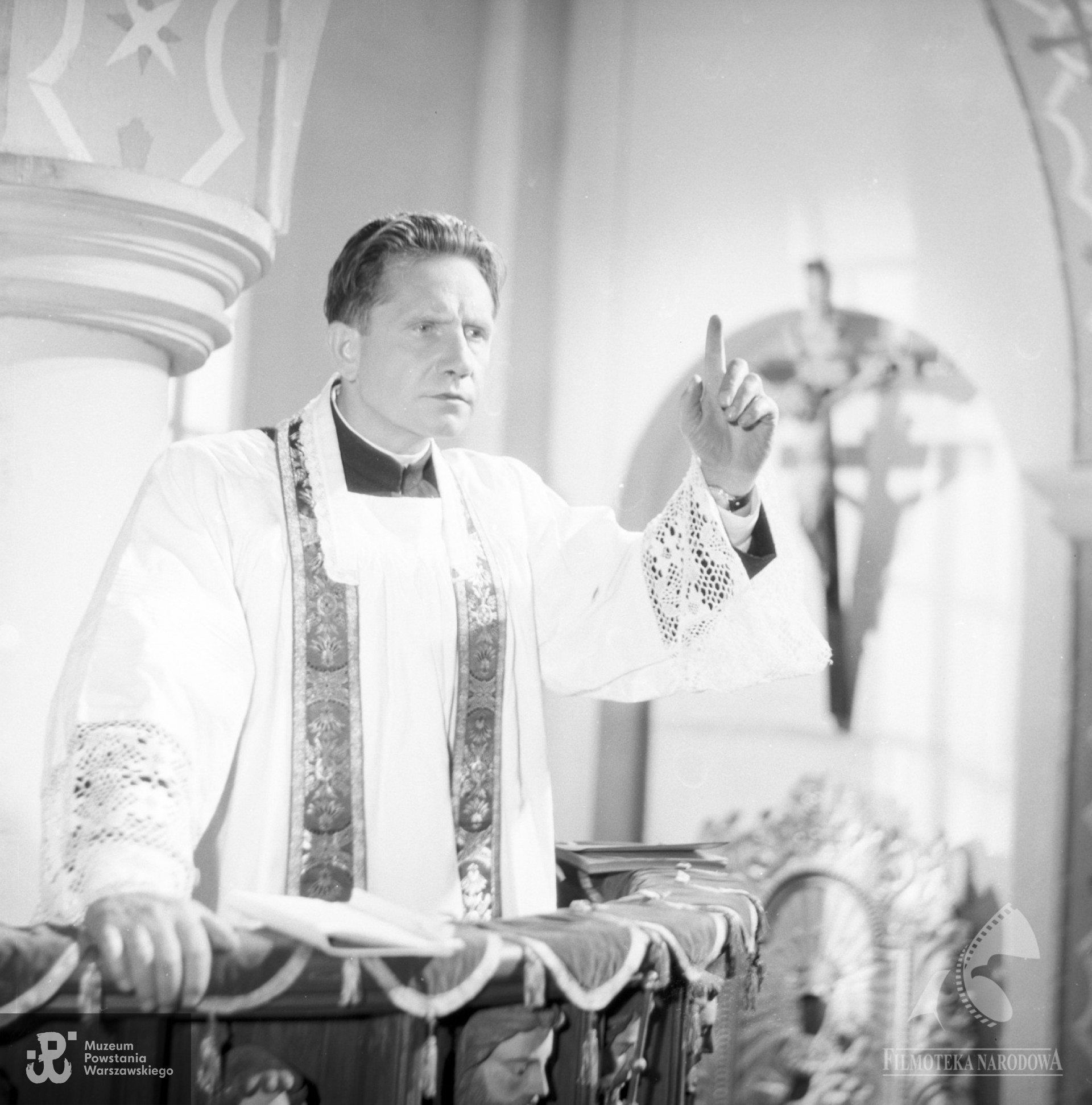 Julian Składanek w roli księdza w filmie "Pożegnanie z diabłem" (1956). Fotografia ze zbiorów Filmoteki Narodowej - Instytut  Audiowizualny <strong><i> fototeka.fn.org.pl</i></strong>.