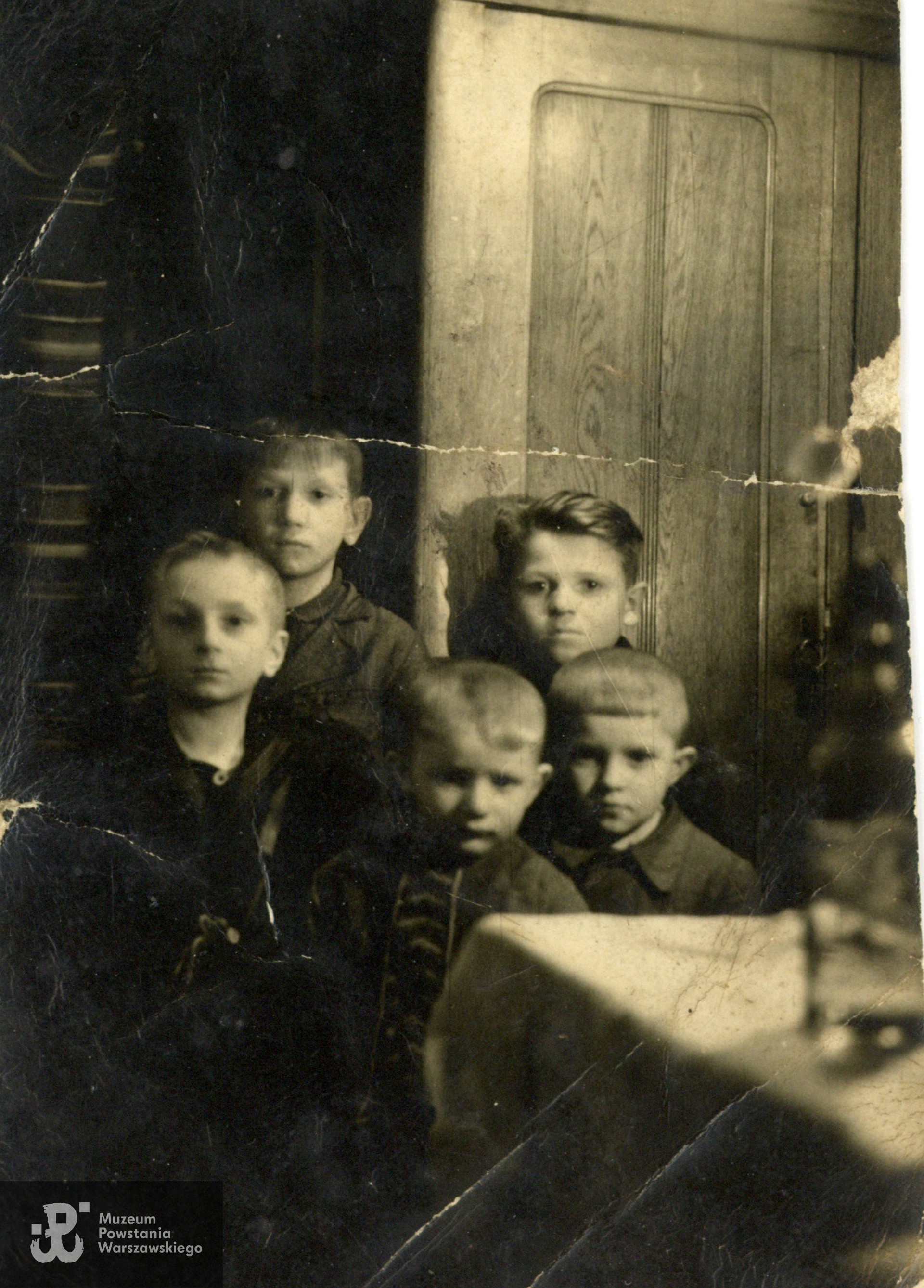 Edward Józef Celiński widoczny w  drugim rzędzie po prawej. Fot. ze zbiorów rodzinnych, udostępniła p. Małgorzata Tarnowska, córka Powstańca